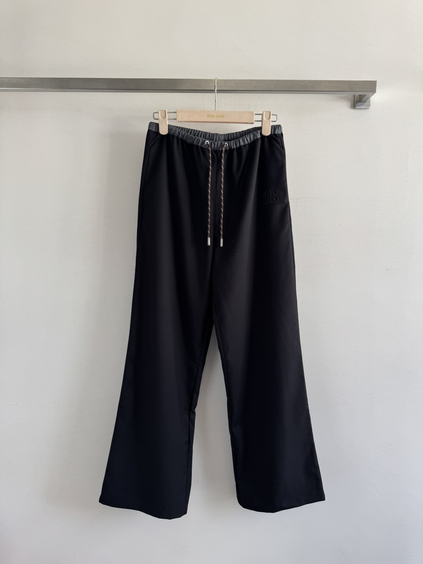 NO:481046,Miumi*2025 new product launches drawstring straight-leg trousers customized YB imported material, texture and luster, full of drape, wide-leg straight-leg trousers style, drawstring string, thin waist seal, contrasting color, exquisite and durable details highlight the brand style, presenting a casual college old money style, wide-leg modified leg shape, effective elongation ratio, inclusive figure, making the outfit fashionable and fashionable, must-have items for all seasons S M L,,miumiu,alexander wang19860909Miumi*2025新品上架抽绳直腿长裤定制YB进口材质 质感光泽 垂感十足 阔腿直筒长裤版型 抽绳绞花细腰封包边撞色 精致耐看的细节突出品牌格调 呈现随性学院老钱风格 阔腿修饰腿型 有效拉长比例 包容身材让穿搭时髦洋气 四季必备单品 S M L,,miumiu,alexander wang,Women's clothing