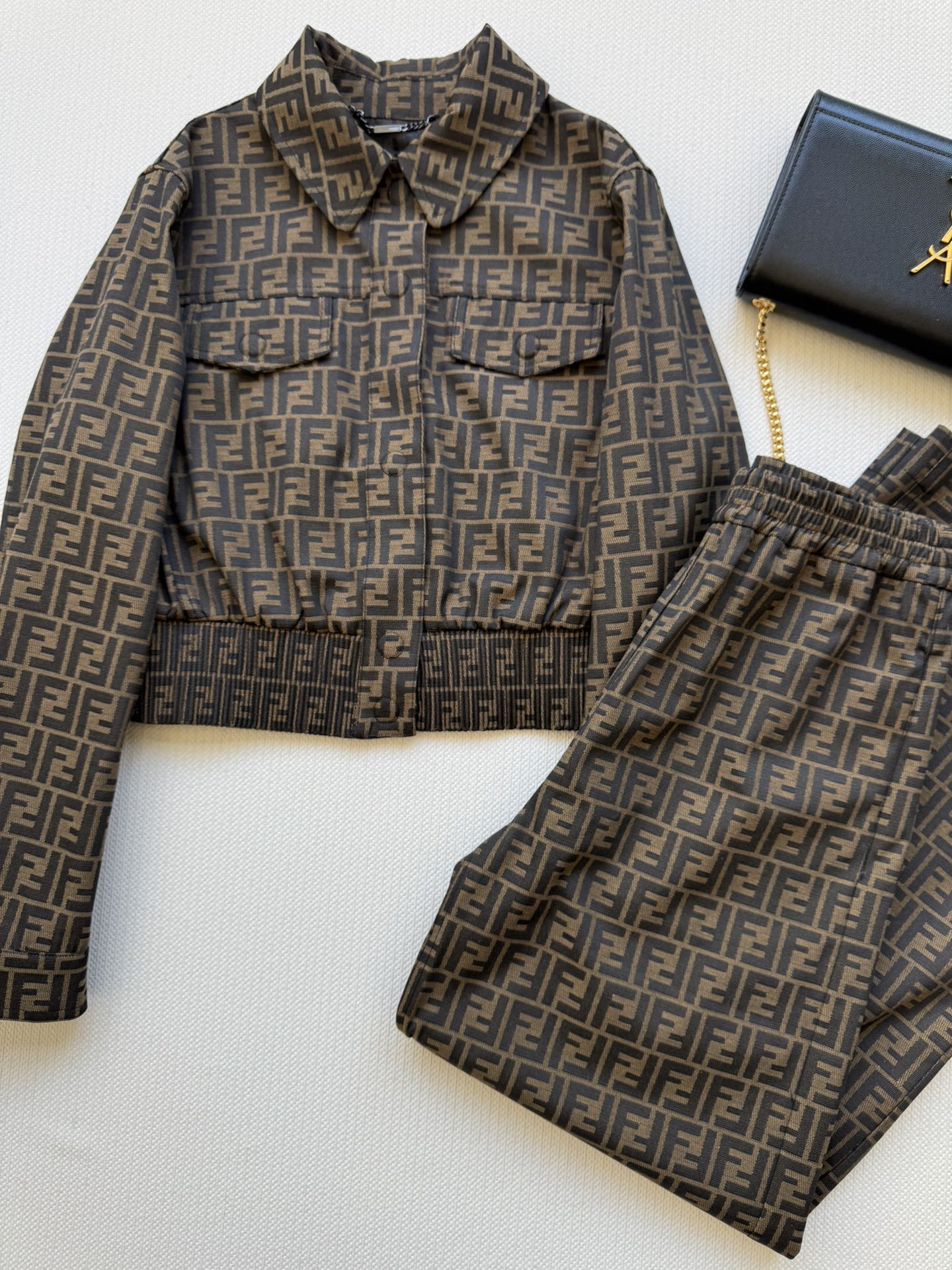 NO:481059,FEND*25 early autumn new style, classic presbyterian FF letter jacquard trousers!  Elastic waist design neat and straight wide-leg pants. The style is versatile and not picky. The upper body is casual and handsome. The retro and modern high-end tones are matched. Fashionable and interpret various styles. Match the same color clothes. A set of recommended SML, fendi, alexander wang19860909FEND*25早秋新款 经典老花FF字母提花长裤！松紧腰设计利落直筒阔腿裤 版型百搭不挑人,上身随性帅气,复古又摩登的高级色调搭,时髦演绎各种风格 搭配同色系衣服,一套推荐SML,,fendi,alexander wang,Women's clothing