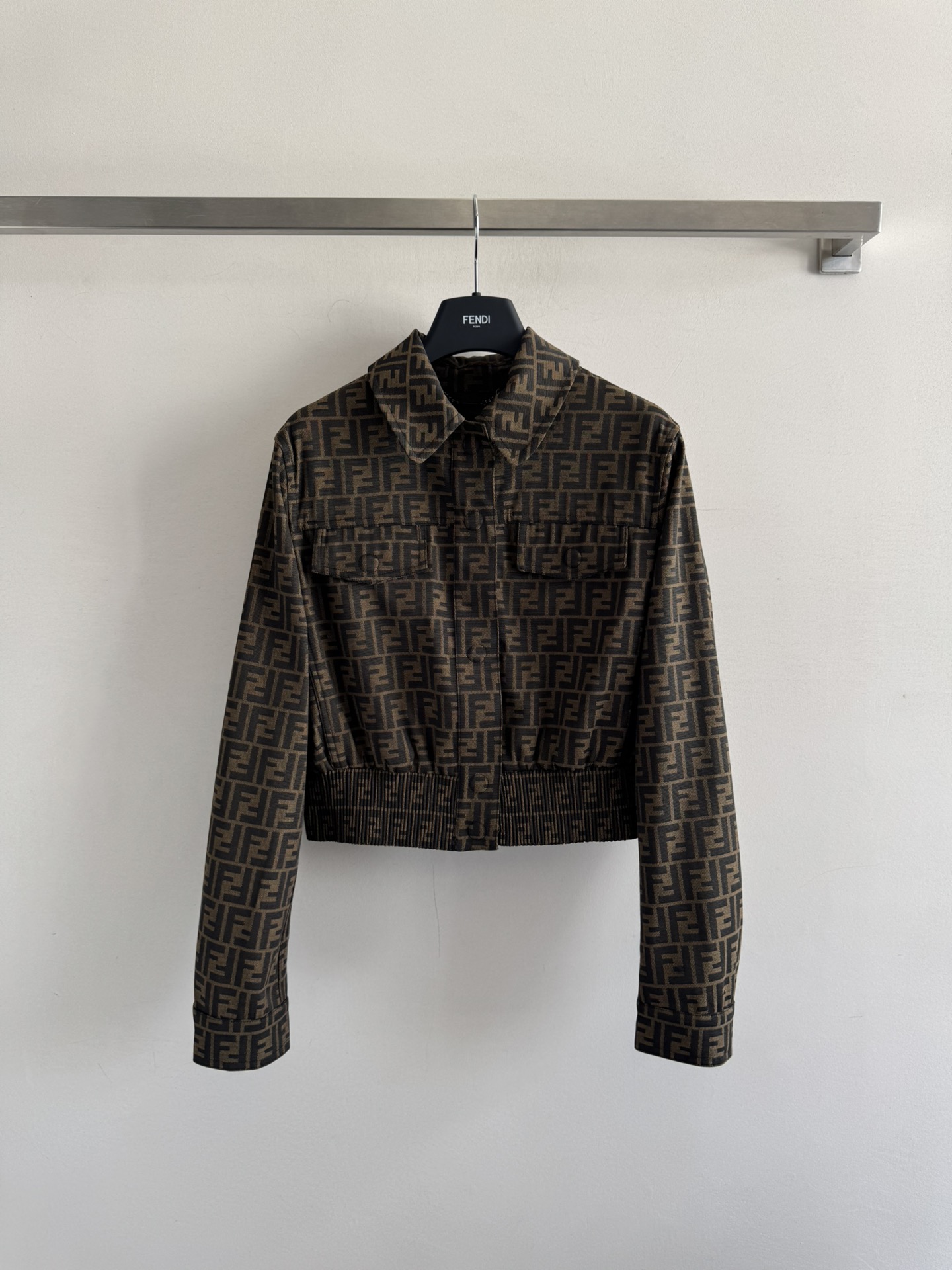 NO:481065,FEND*25 early autumn new style, classic presbyterian FF letter jacquard jacket, waist thigh craftsmanship, classic lapel short style, versatile and not picky, casual and handsome, retro and modern, paired with trousers in the same color, a set of fashionable and elegant upper body, fendi, jackets & coats, jackets & coats, alexander wang19860909FEND*25早秋新款 经典老花FF字母提花夹克外套,打揽束腰工艺 经典翻领小短款版型 百搭不挑人,上身随性帅气复古又摩登,搭配同色系长裤,一套上身时髦大方SML,,fendi,jackets & coats,jackets & coats,alexander wang,Women's clothing