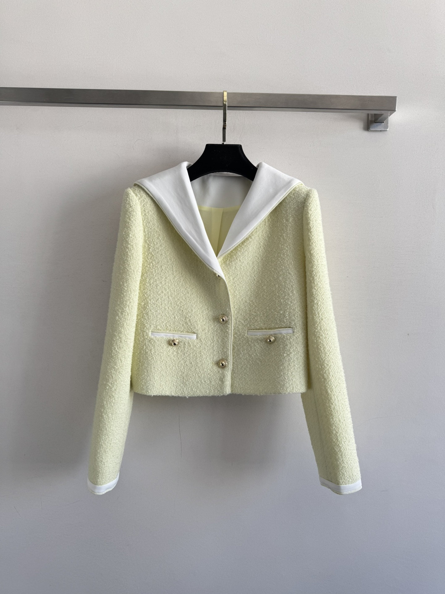 NO:481049,Self-portrai*25FW new model, navy collar small fragrance style suit, contrasting navy collar design, exquisite double pocket embellishment, small and short style raises the body proportions, paired with the same belt skirt, a set of top body is absolutely unique, it is simply a chaebol daughter outfit~ the upper body is age-reducing and flexible, yet elegant and sweet!  This yellow is very white and wears a celebrity temperament. In addition, the overall color is also a must-have for white and rich beauty. SML, skirts, alexander wang19860909self-portrai*25FW新款 海军领小香风套装 撞色海军领设计 精致双口袋点缀 小短款的版型拉高了身材比例,搭配同款腰带裤裙 一套上身绝绝子 简直是财阀千金穿搭～上身减龄灵动又不失优雅甜美！这个黄色非常显白穿出名媛气质 加上整体颜色也是治愈超美的白富美必入～SML,,skirts,alexander wang,Women's clothing