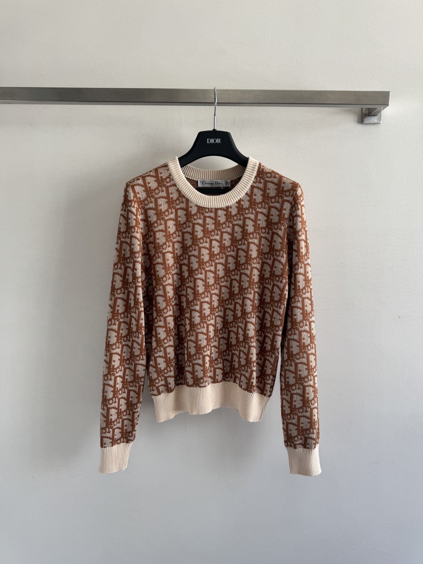 NO:483191,DIO*25FW new pullover sweater, covered with LOGO letter printed decoration, round neck is simple and versatile, soft and comfortable, full and delicate woven surface, gentle and gentle, regular version, free and unrestrained, and can be worn on daily commuting!  3 colors SML, dior, alexander wang19860909DIO*25FW新款套头针织衫 布满LOGO字母印花装饰 圆领简洁百搭,质感柔软舒适,织面饱满细腻上身显温柔气质 常规版型上身自在无束缚,日常通勤都可穿！3色SML,,dior,alexander wang,Women's clothing