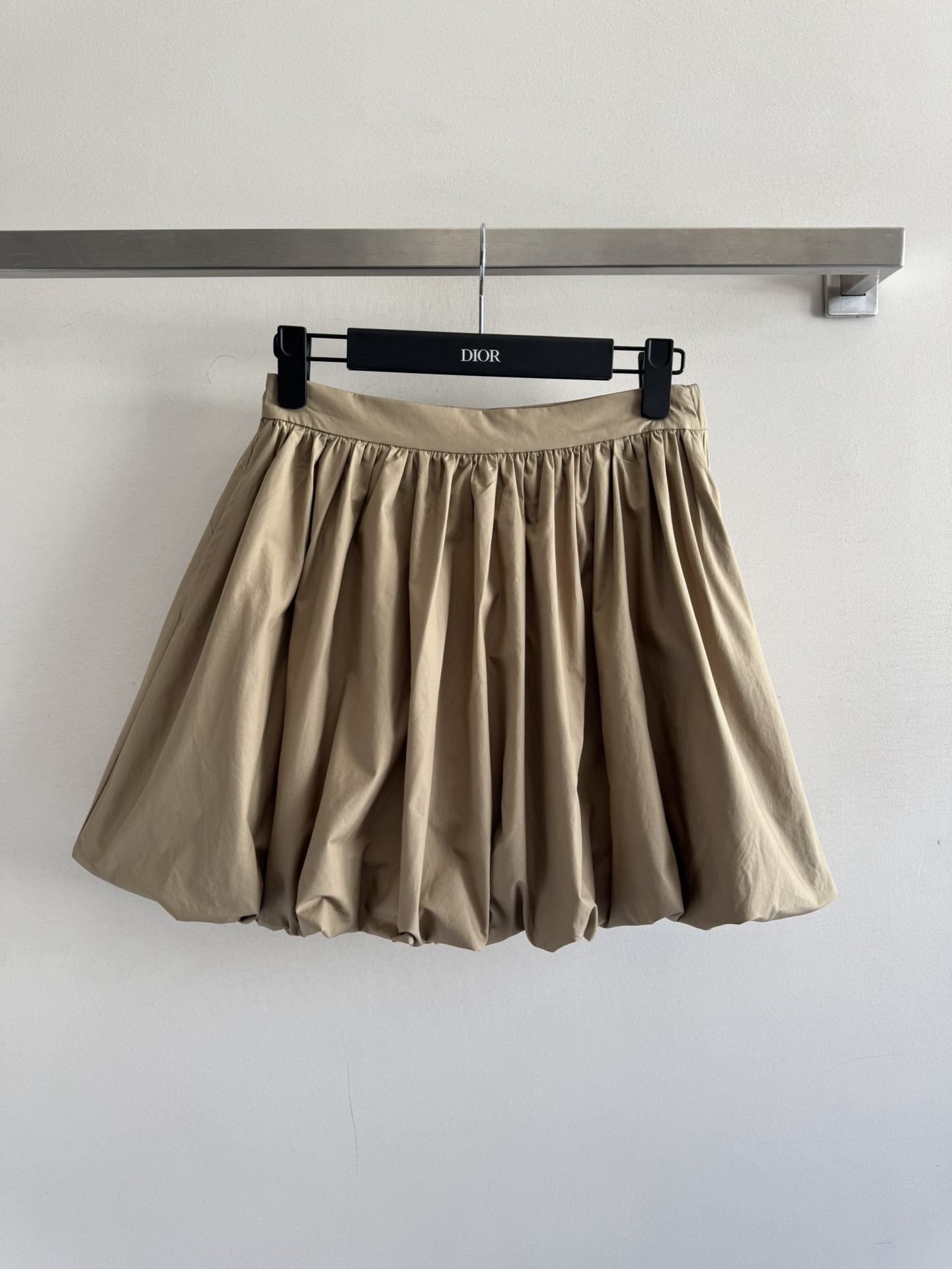 NO:483175,DIO*25FW new flower bud pleated skirt, retro and fashionable, with a very beautiful upper body and high-waisted style. The lining has safety pants that are inclusive and easy to wear. It looks slim and versatile. Simple and fashionable SML, dior, skirts, alexander wang19860909DIO*25FW新款花苞压褶半裙 复古时髦,上身非常好看高腰版型 里布带有安全裤包容好穿 显瘦百搭 简约时尚感SML,,dior,skirts,alexander wang,Women's clothing