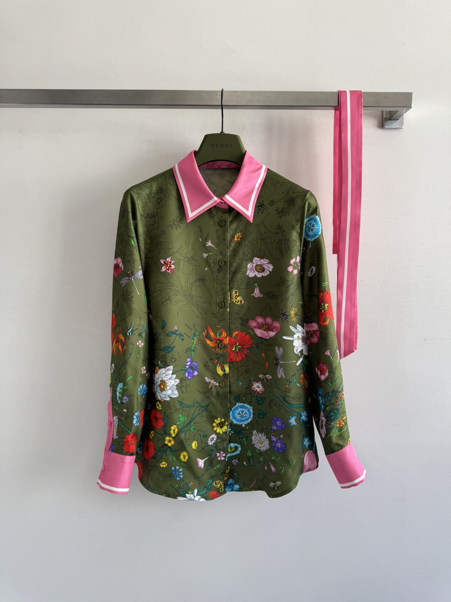 NO:483218,Gucc*25FW new streamer shirt with a romantic atmosphere, fresh and retro prints, the regular style is super beautiful with contrasting collar and streamers, eye-catching and fashionable, low-key and luxurious perfect interpretation of slack and film, which is definitely the focus of the audience SMLSML-,,gucci,shirts,alexander wang19860909Gucc*25FW新款飘带衬衫花衬衫自带浪漫氛围,印花清新又复古,常规版型搭配撞色领和飘带超级美腻 吸睛又时尚 低调奢华的完美诠释松弛又出片,妥妥成为全场焦点SMLSML-,,gucci,shirts,alexander wang,Women's clothing