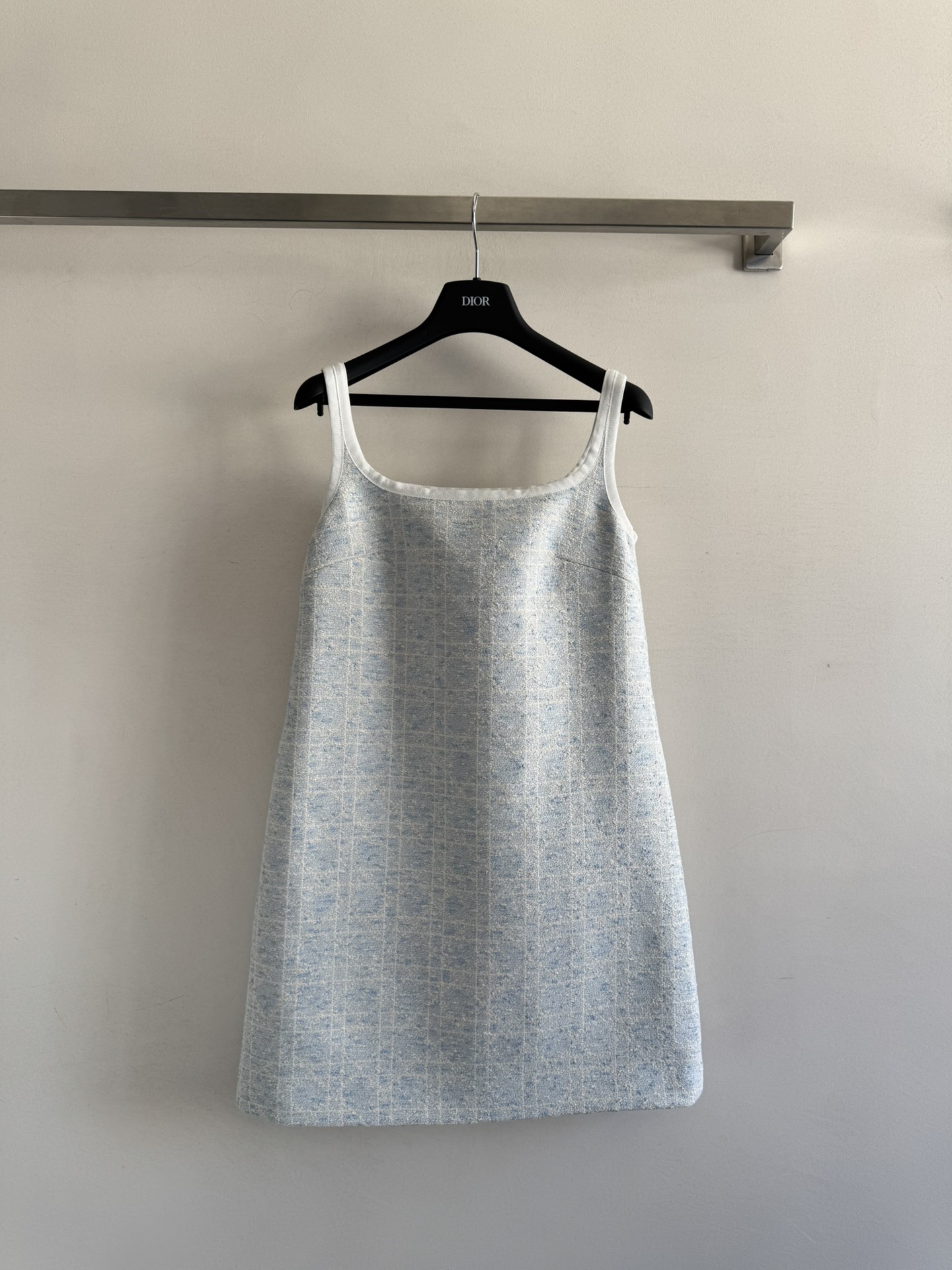 NO:483195,Dio*25 new limited-edition Glacier Blue Virgin Vine plaid suspender dress, a must-have item for white and rich beauty, customized three-dimensional woven diamond tweed fabric is three-dimensional and wide!  The classic A-shaped style of the chaebol looks slim and tall!  The versatile and not picky, high-end baby blues French elegant temperament, the webbing edge is perfect, the quality of the workmanship depends on the details!  SML, dior, skirts, alexander wang19860909Dio*25新款限定冰川蓝戴妃藤格纹吊带连衣裙,白富美必入单品,定制立体编织菱格粗花呢面料立体挺阔！财阀千金减龄气质经典A字版型上身显瘦又高挑！百搭不挑人高级baby蓝调法式优雅气质,织带包边完美做工品质看细节！SML,,dior,skirts,alexander wang,Women's clothing