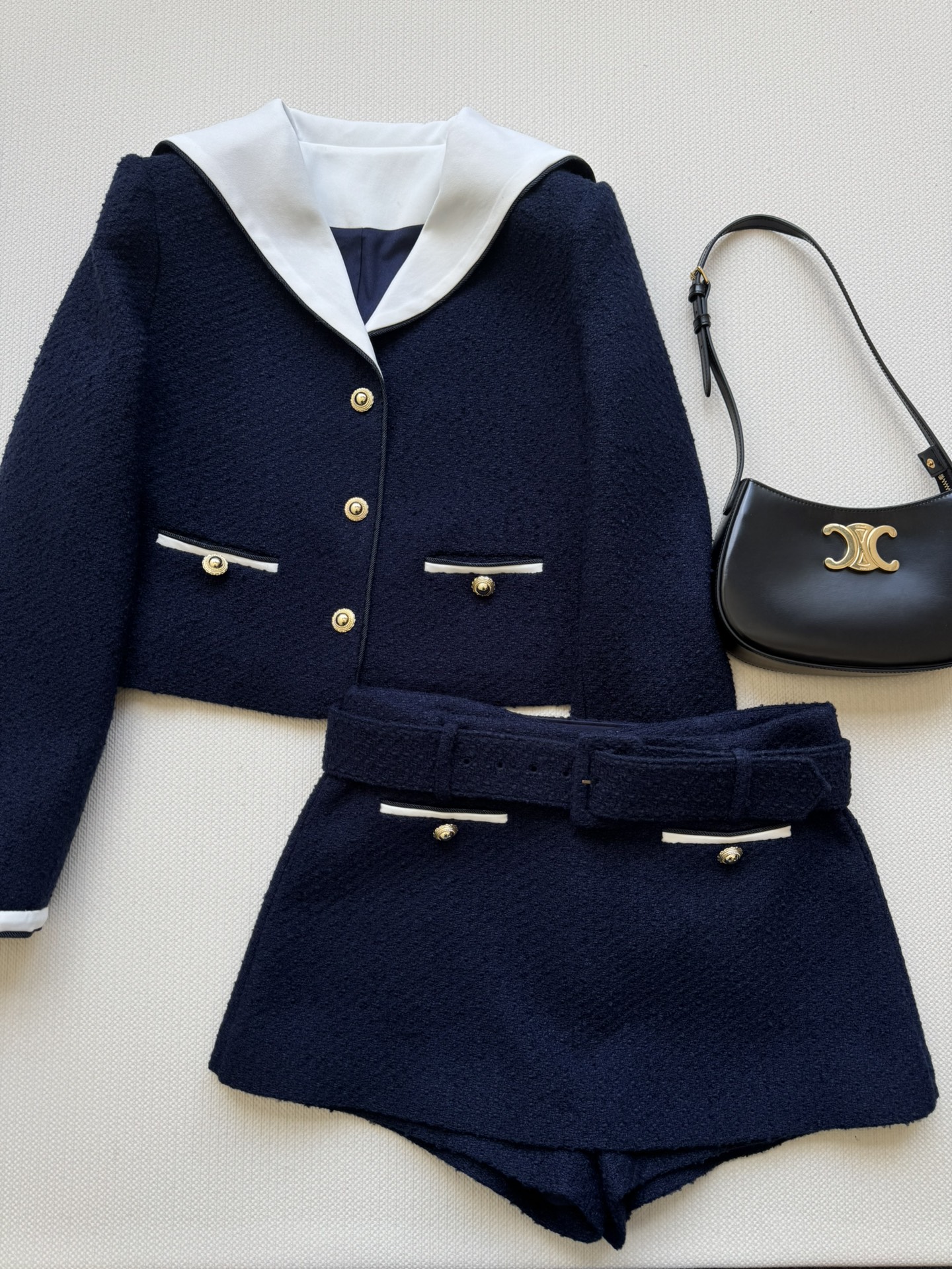 NO:484110,Self-portrai*25FW new model, navy collar small fragrance style suit, contrasting navy collar design, exquisite double pocket embellishment, small and short style raises the body proportions, paired with the same belt skirt, a set of top body is absolutely unique, it is simply a chaebol daughter outfit~ the upper body is age-reducing and flexible, yet elegant and sweet!  This navy blue color is very white and wears the temperament of a famous lady. In addition, the overall color is also a must-have for white and rich beauty. SMl, skirts, alexander wang19860909self-portrai*25FW新款 海军领小香风套装 撞色海军领设计 精致双口袋点缀 小短款的版型拉高了身材比例,搭配同款腰带裤裙 一套上身绝绝子 简直是财阀千金穿搭～上身减龄灵动又不失优雅甜美！这个藏蓝色非常显白穿出名媛气质 加上整体颜色也是治愈超美的白富美必入～SMl,,skirts,alexander wang,Women's clothing