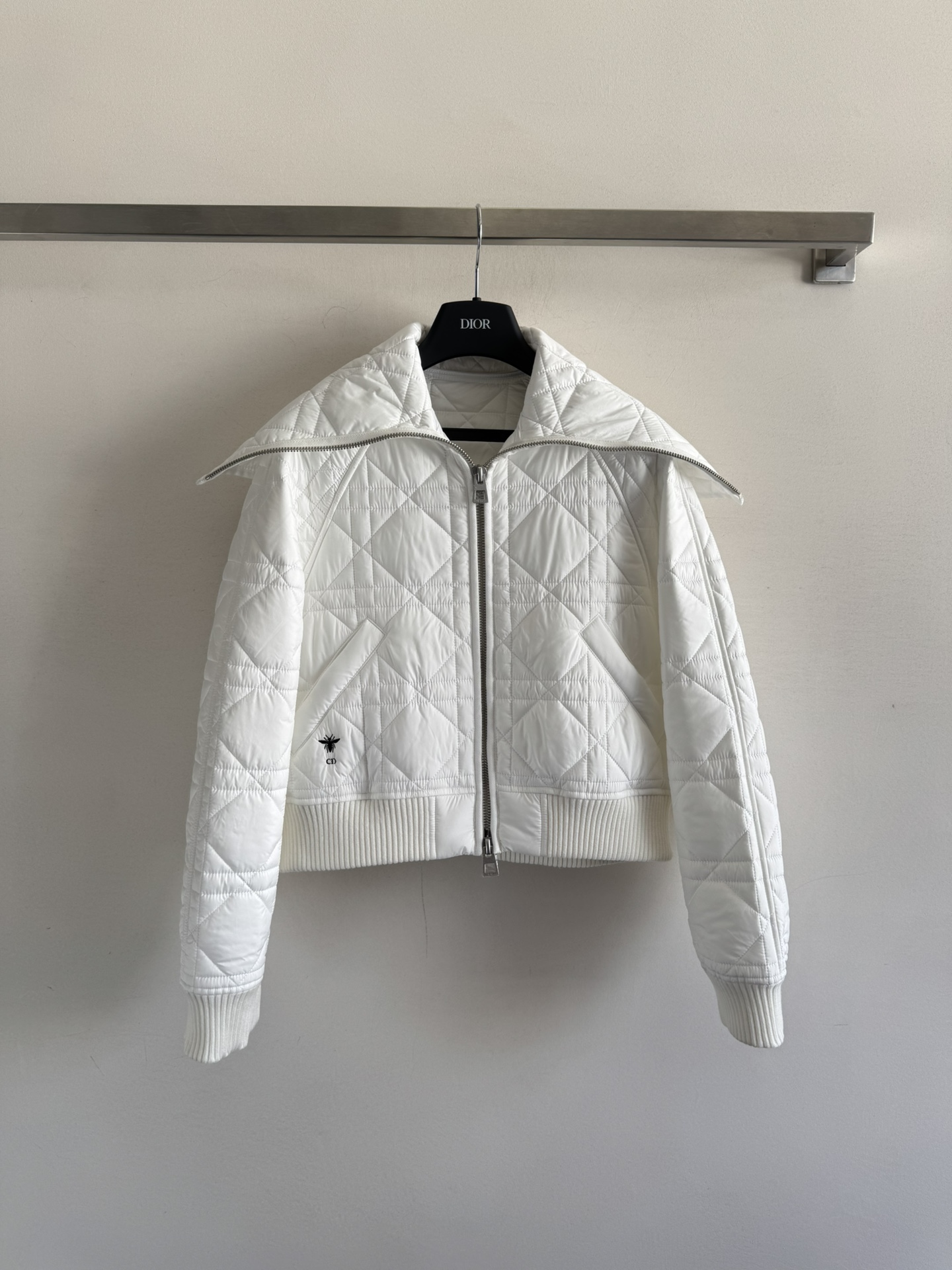 NO:484138,Dio*25 new navy collar cotton jacket, D home decoration is made of classic oversized rattan plaid pattern, regular style, lazy and fashionable upper body, embroidered little bee adds a fashionable style, integrating exquisiteness and elegance, classic out of style!  SML-, dior, dior, jackets & coats, alexander wang can be accessed directly19860909Dio*25新款海军领棉服外套,D家饰以经典的超大藤格纹图案,常规版型 上身慵懒时髦 下摆刺绣小蜜蜂增添时尚格调 将精致高雅融为一体,经典不过时款！直接闭眼可入SML-,,dior,dior,jackets & coats,alexander wang,Women's clothing