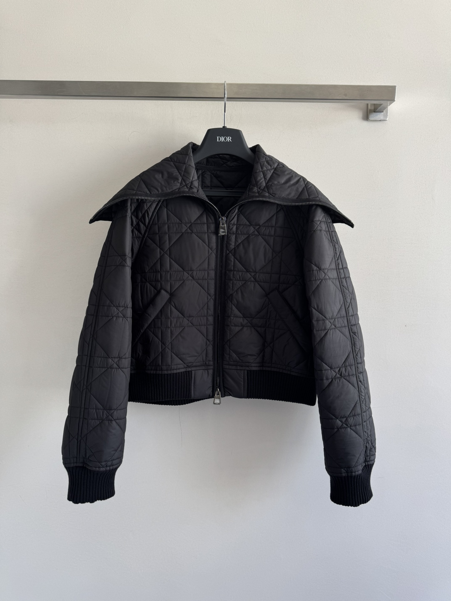 NO:484144,Dio*25 new navy collar cotton jacket, D home decoration is made of classic oversized rattan plaid pattern, regular style, lazy and fashionable upper body, embroidered little bee adds a fashionable style, integrating exquisiteness and elegance, classic out of style!  SML-, dior, dior, jackets & coats, alexander wang can be accessed directly19860909Dio*25新款海军领棉服外套,D家饰以经典的超大藤格纹图案,常规版型 上身慵懒时髦 下摆刺绣小蜜蜂增添时尚格调 将精致高雅融为一体,经典不过时款！直接闭眼可入SML-,,dior,dior,jackets & coats,alexander wang,Women's clothing