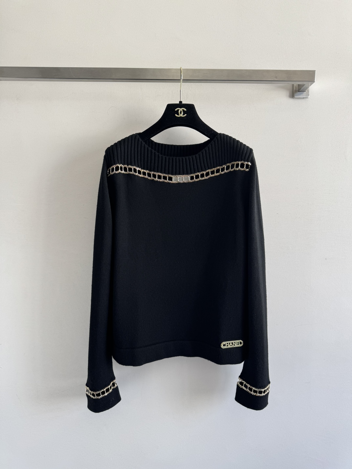 NO:484116,CHANE*25 early autumn new style, heavy industry chain sweater, classic and elegant style, versatile and beautiful. The hem is embellished with metal logo brand letters, exquisite and high-end, the fabric is soft, glutinous, comfortable and easy to wear. The overall wear is low-key, luxurious and atmospheric!  SML, chanel, sweaters, alexander wang19860909CHANE*25早秋新款 重工链条毛衣,经典大方的版型,百搭又好看 下摆用金属logo品牌字母点缀 精致高级 面料软软糯糯舒适好穿 整体穿上是低调又奢华大气！码数SML,,chanel,sweaters,alexander wang,Women's clothing