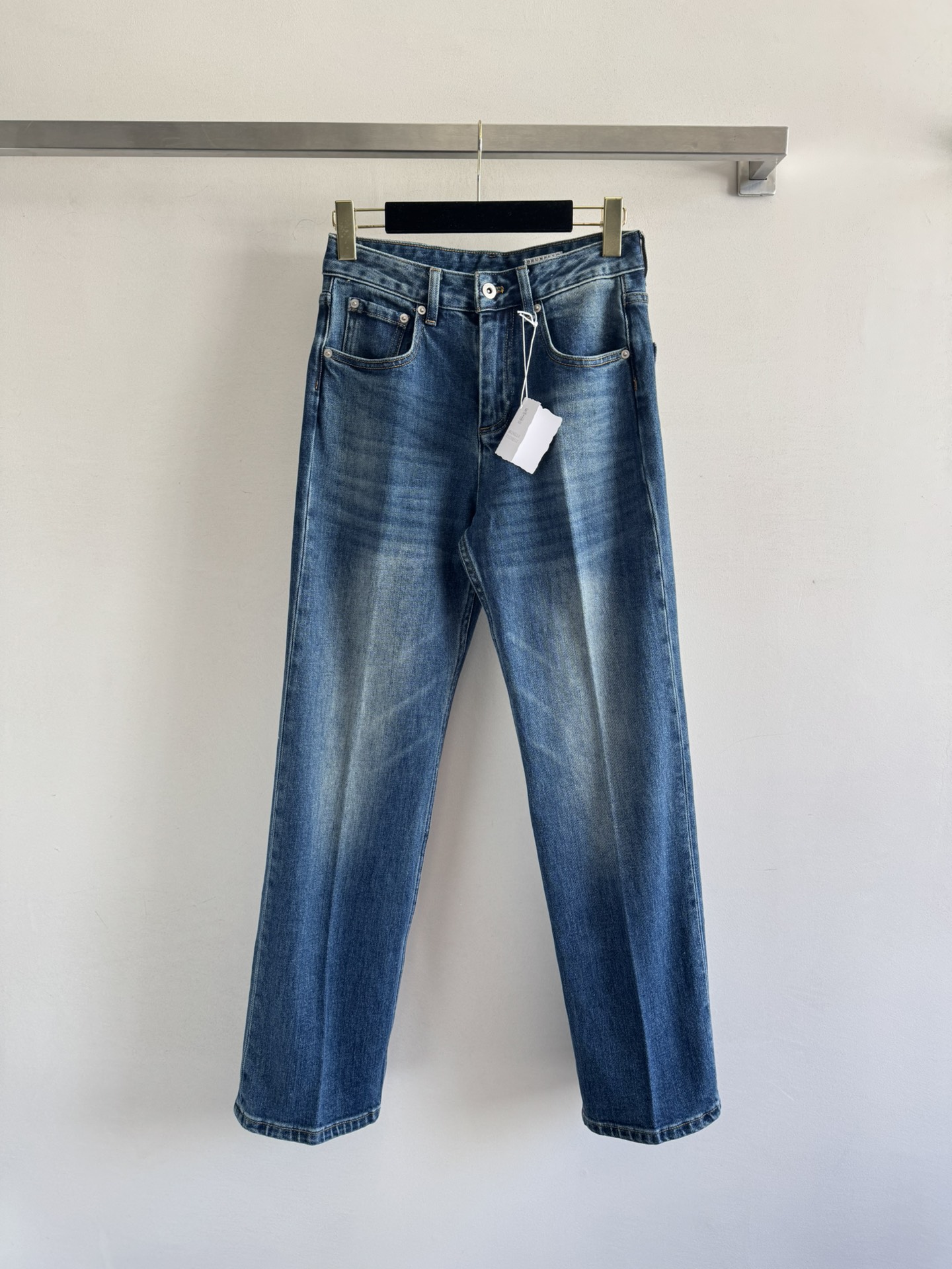 NO:484150,Brunel Cucinel*25FW new jean trousers imported from the wash fabric is soft and comfortable. The style is easy to wear and slim. Simple and fashionable, not picky. The upper body is decorated with legs to show the beauty of the lines. No matter how you wear it, it is simple and elegant, it is timeless. It is fashionable and easy to control when matching it!  SML, brunello cucinelli, jeans, alexander wang19860909Brunel Cucinel*25FW新款牛仔长裤进口洗水面料柔软舒适 版型好穿好搭显瘦 简约时尚不挑人 上身修饰腿型 展现线条美感 怎么穿搭都简单显高级永不过时的一款牛仔裤 随意搭配都时髦好驾驭！SML,,brunello cucinelli,jeans,alexander wang,Women's clothing