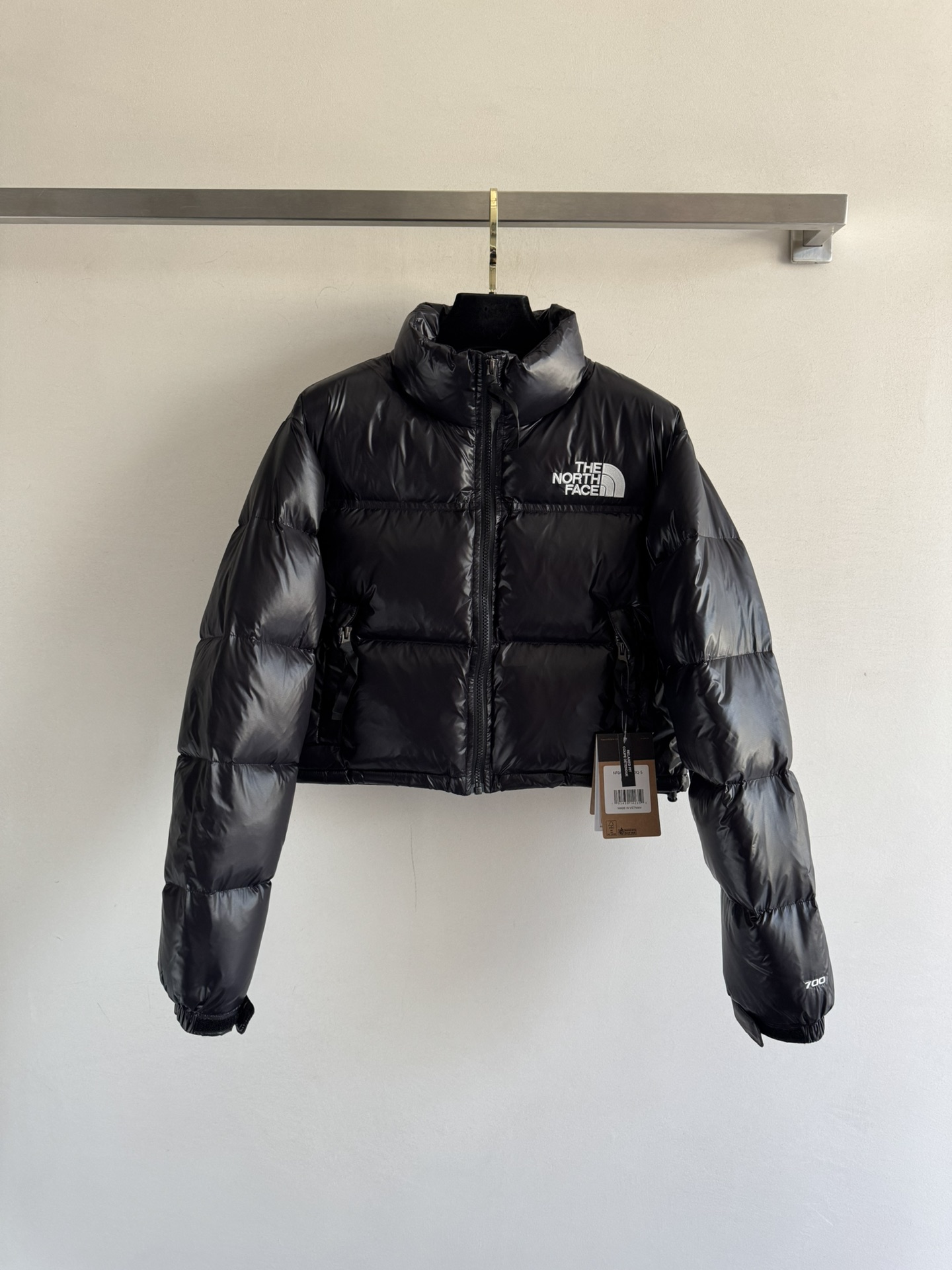 NO:484118,With dust bag THE NORTH FAC* New autumn and winter north short down jacket, specially customized fabric feels smooth and glutinous, excellent filling, super short style, vibrant and age-reducing, huge and lightweight, easy to wear and texture, classic brand logo embellishment on the chest, fashionable and age-reducing, full of high-end feeling, 4 colors SML,, The North Face, down jacket, alexander wang19860909配防尘袋THE NORTH FAC* 秋冬新款北面短款羽绒服 特别定制面料手感滑糯 充绒量超赞 超短款元气减龄又百搭 巨轻盈好穿又有质感的一款 胸前经典的品牌Logo点缀 上身时髦减龄 满满的高级感 4个颜色SML,,The North Face,down jacket,alexander wang,Women's clothing