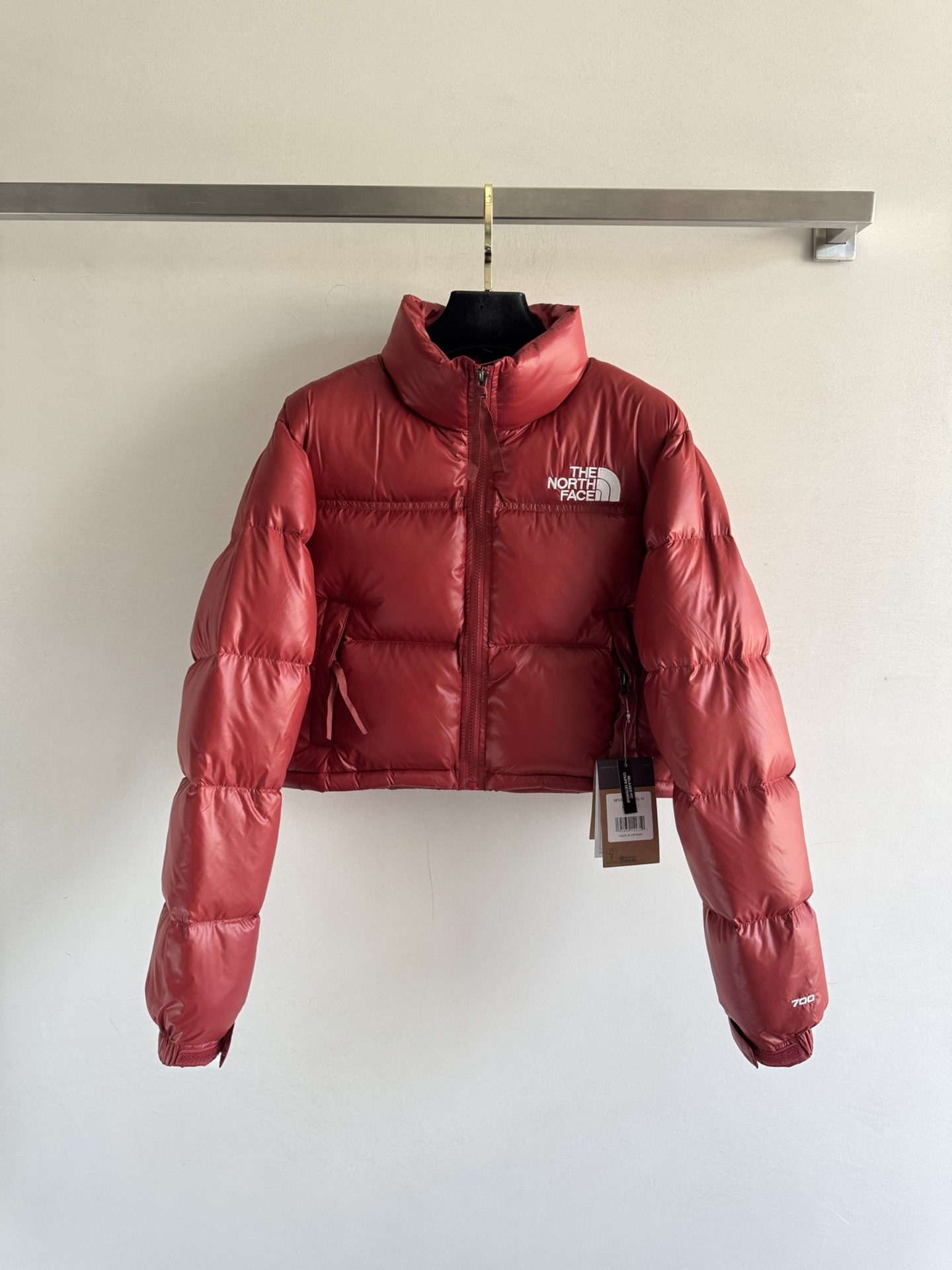 NO:484132,With dust bag THE NORTH FAC* New autumn and winter north short down jacket, specially customized fabric feels smooth and glutinous, excellent filling, super short style, vibrant and age-reducing, huge and lightweight, easy to wear and texture, classic brand logo embellishment on the chest, fashionable and age-reducing, full of high-end feeling, 4 colors SML,, The North Face, down jacket, alexander wang19860909配防尘袋THE NORTH FAC* 秋冬新款北面短款羽绒服 特别定制面料手感滑糯 充绒量超赞 超短款元气减龄又百搭 巨轻盈好穿又有质感的一款 胸前经典的品牌Logo点缀 上身时髦减龄 满满的高级感 4个颜色SML,,The North Face,down jacket,alexander wang,Women's clothing