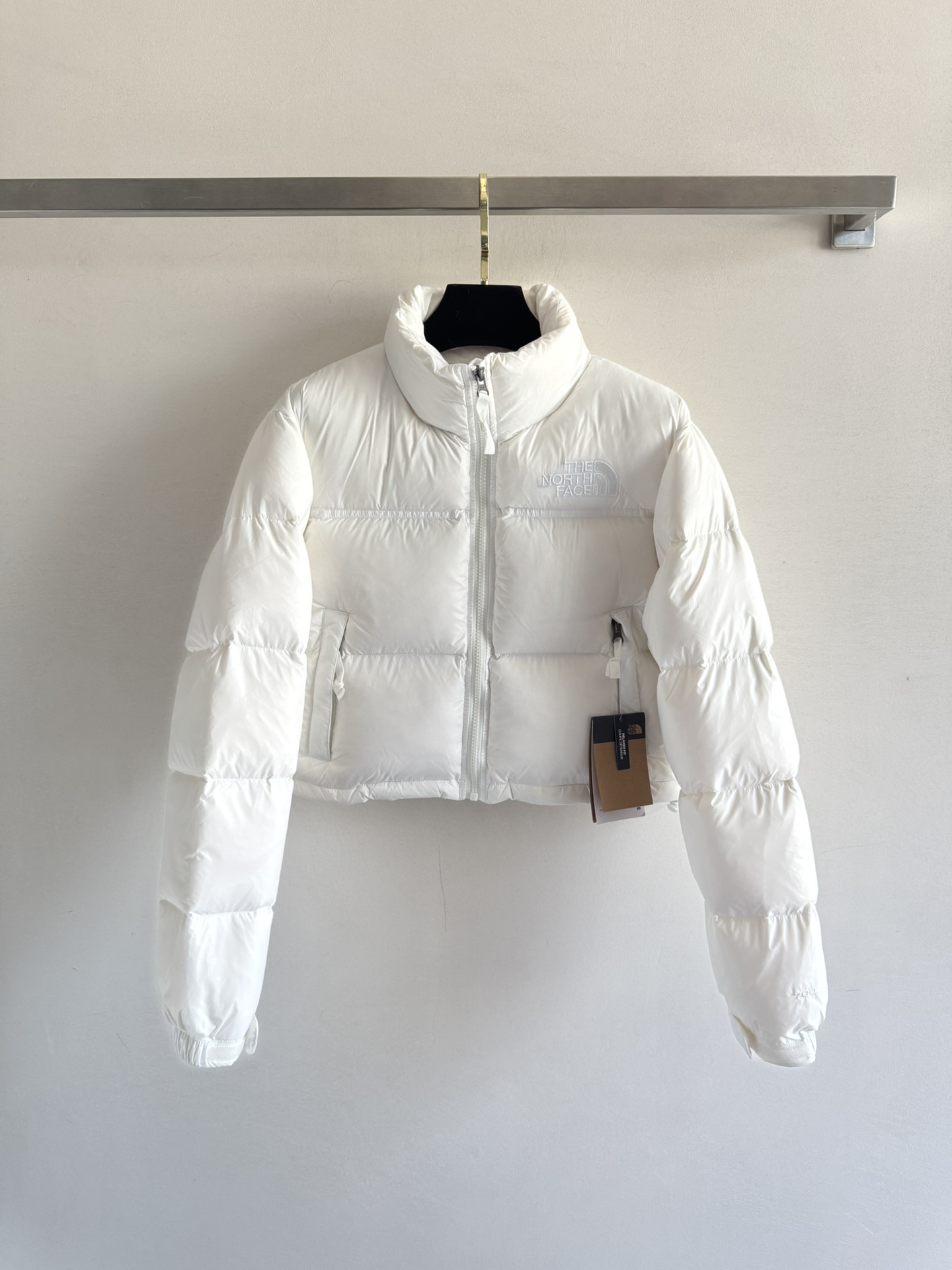 NO:484122,With dust bag THE NORTH FAC* New autumn and winter north short down jacket, specially customized fabric feels smooth and glutinous, excellent filling, super short style, vibrant and age-reducing, huge and lightweight, easy to wear and texture, classic brand logo embellishment on the chest, fashionable and age-reducing, full of high-end feeling, 4 colors SML,, The North Face, down jacket, alexander wang19860909配防尘袋THE NORTH FAC* 秋冬新款北面短款羽绒服 特别定制面料手感滑糯 充绒量超赞 超短款元气减龄又百搭 巨轻盈好穿又有质感的一款 胸前经典的品牌Logo点缀 上身时髦减龄 满满的高级感 4个颜色SML,,The North Face,down jacket,alexander wang,Women's clothing