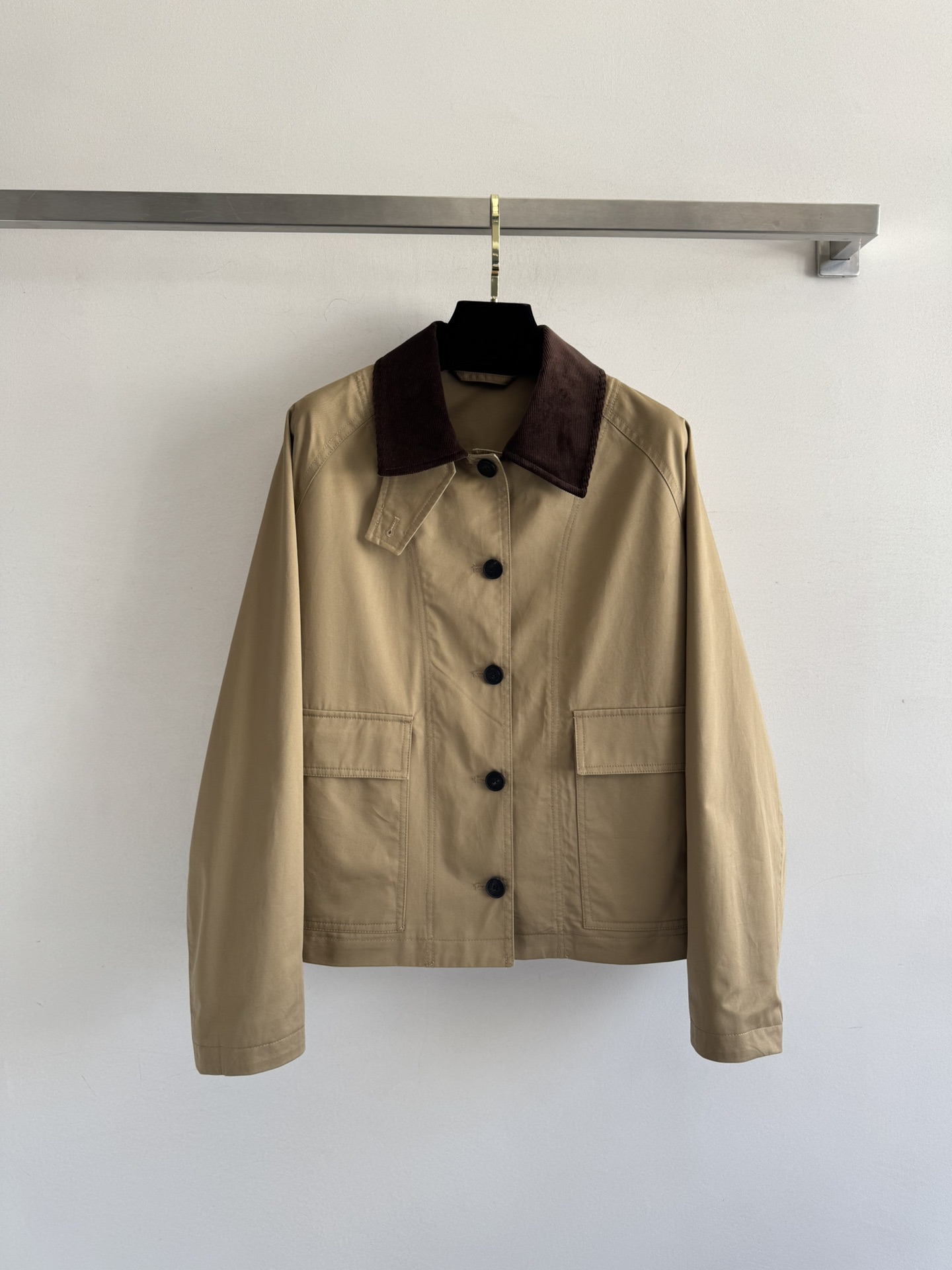 NO:485116,ICICL*25FW new single-row short windbreaker, loose silhouette three-dimensional tailoring, vertical rag sleeve design, smooth oblique curve, especially slim when hanging down, without a bloated feeling!  The corduroy collar is a natural force in retro style. The collar is very dense, wide and stylish, and it is not easy to deform after washing. The classic windbreaker collar design can be worn on the stand-up collar. The two-button fixed folding collar not only keeps warm, but also makes the dress more handsome. The durable and practical work style liner uses pure cotton black beige and white plaid, which increases comfort while also retains some of the original elements of this hunting style!  Occasionally, it looks very eye-catching when worn openly. SML-, alexander wang19860909ICICL*25FW新款单排短款风衣 宽松廓形立体的剪裁,立裁插肩袖设计 斜向弧度流畅,垂下来的时候特别显瘦,没有臃肿感！灯芯绒拼领,复古风格的自然力量,领子密度很高,挺阔有型,穿洗后也不易变形经典风衣领设计,可立领穿着,两粒扣固定的翻驳领不仅可以保暖,更让穿着更加帅气,耐看实用的工系穿搭内衬采用纯棉黑米白格纹,增加舒适感的同时也保留了这种猎装款式原有的一些元素！偶尔敞开穿露出来的时候也很有看头 个性十足SML-,,alexander wang,Women's clothing