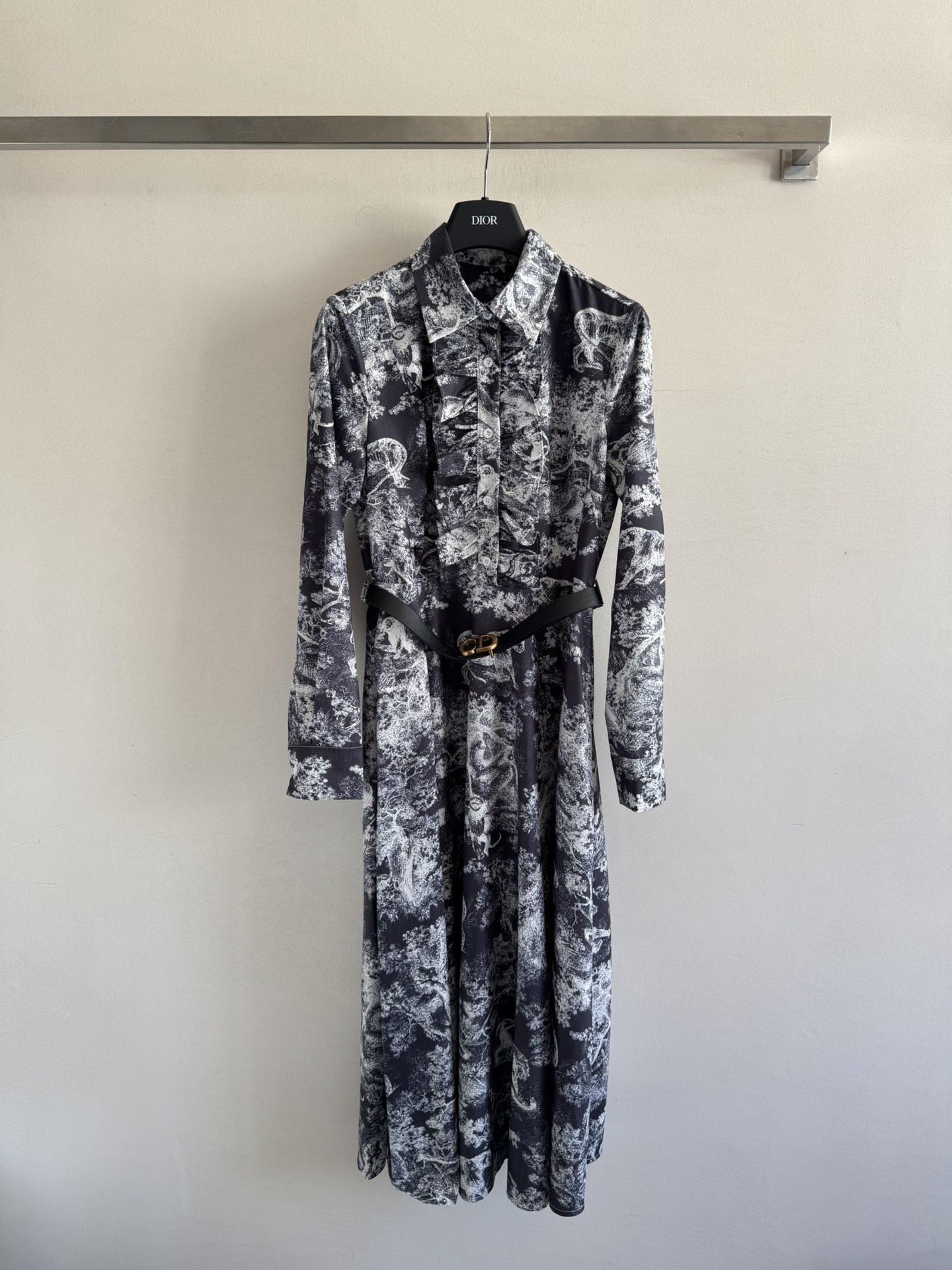 NO:485075,Dio*25FW new printed belt dress customized YB twill cotton material, breathable texture, smooth and comfortable, lapel dress regular style, covered with natural jungle elements of animals and plants, the front lace is decorated with wavy lace, full of weight, outstanding and dignified, full of dignity and gorgeousness, matched with bee embroidered logo on the waist, the brand style is high-end and atmospheric, tailoring ensures a dangling feeling, while the waist is decorated with logo belt, a versatile four-season model that combines fashion and practical SML, dior, skirts, alexander wang19860909Dio*25FW新款印花腰带连衣裙定制YB斜纹全棉材质 质感透气 垂顺舒适 翻领连衣裙常规版型 通体满铺动植物自然丛林元素 前襟以波浪形花边作为装饰 份量感十足亮眼突出 端庄华丽感尽显 搭配腰侧蜜蜂刺绣徽标 品牌格调高端大气 剪裁保证垂顺感的同时 腰间利用徽标腰带修饰整体线条 时尚与实用兼备的四季百搭款哦SML,,dior,skirts,alexander wang,Women's clothing