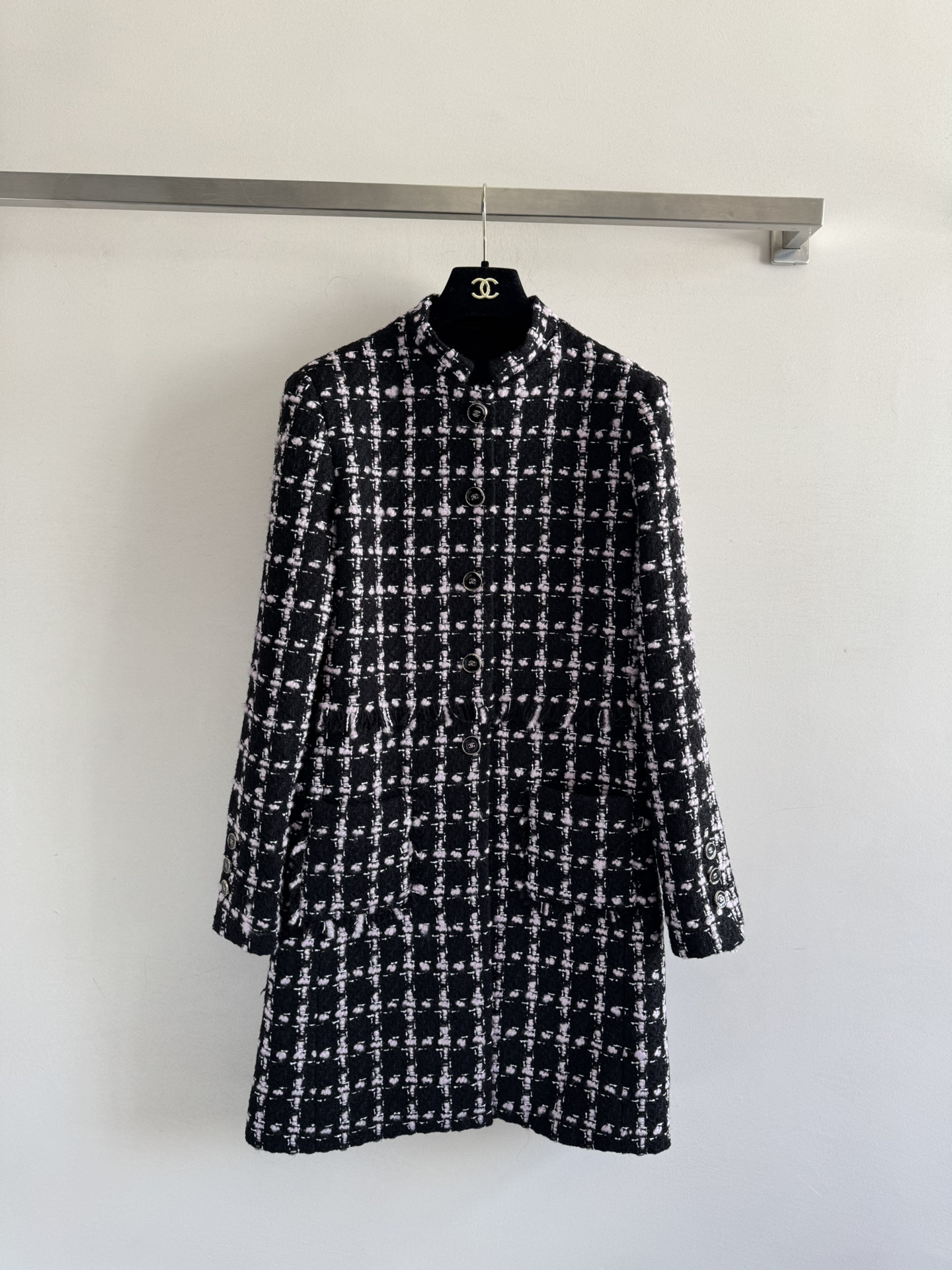 NO:485130,CHANE*25FW New woven dress tied long jacket skirt Customized YB imported coarse wool woolen material with obvious texture and visible wool material with naked eyes. High texture. Coarse striped wool fabric creates a famous style. Mid-length style can be used as a jacket or dress. Single-row printed round button on the front closure and exquisite pink black braided texture. Slits on the back of the hem are luxurious and elegant. Flexible fur fur fringed edge decoration at the waist and pocket edges are elegant and charming. Rich design layering. The first choice for fashionable and exquisite outfits is SML, chanel, skirts, jackets & coats, alexander wang19860909CHANE*25FW新款编织洋装捆边长款外套裙定制YB进口粗纺羊毛呢材质 肌理明显 毛料肉眼可见 质感上乘 粗花条纹毛呢面料打造名媛风典范 中长款可做外套或连衣裙穿搭 前襟单排印刻圆扣精致粉黑色系编织纹理 衣摆后侧开衩 奢华不失雅致 腰间和口袋边缘毛絮流苏边装饰 优雅迷人 丰富设计层次感 时髦精穿搭首选SML,,chanel,skirts,jackets & coats,alexander wang,Women's clothing