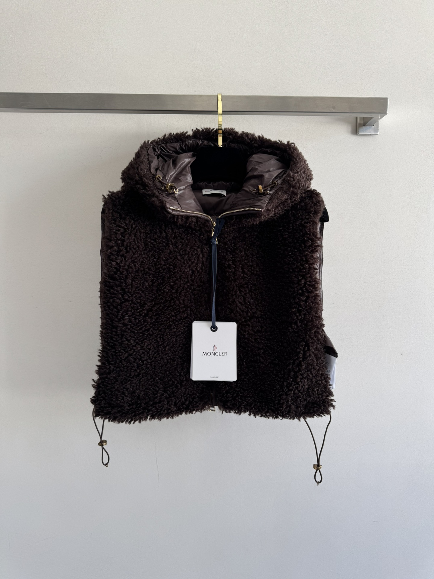 NO:485088,With dust bag Moncle*25 new Teddy plush zipper down vest vest front outer layer is decorated with Teddy plush material, soft and comfortable texture, windproof nylon material spliced ​​behind the back, material collision, fashionable and fashionable Hooded down vest vest vest tailoring, waist-printing logo, showing the brand style, the side is connected with elastic bands to form a vest-style wearing method, adding fun, the overall silhouette is straight, loose style, furry feel, the outfit is playful and age-reducing, glutinous and fashionable outfit, the first choice for autumn and winter outfits, can be worn alone, layered, filling up stuff: white goose velvet national standard 90 customized fabric SML, down jacket, hats, alexander wang19860909配防尘袋Moncle*25新款泰迪毛绒拉链羽绒马甲坎肩前幅外层饰以泰迪毛绒材质 质感柔软舒适 背后拼接防风尼龙材质 材质碰撞 时髦洋气 连帽羽绒马甲坎肩剪裁 后腰印刻徽标 尽显品牌格调 侧面以松紧带连接前后片 形成坎肩式穿法 增添趣味感 整体廓形立挺 宽松版型 毛茸茸手感 穿搭俏皮减龄 糯糯的时髦穿搭 秋冬穿搭首选 单穿叠穿均可 充绒物:白鹅绒国标90定制面料SML,,down jacket,hats,alexander wang,Women's clothing