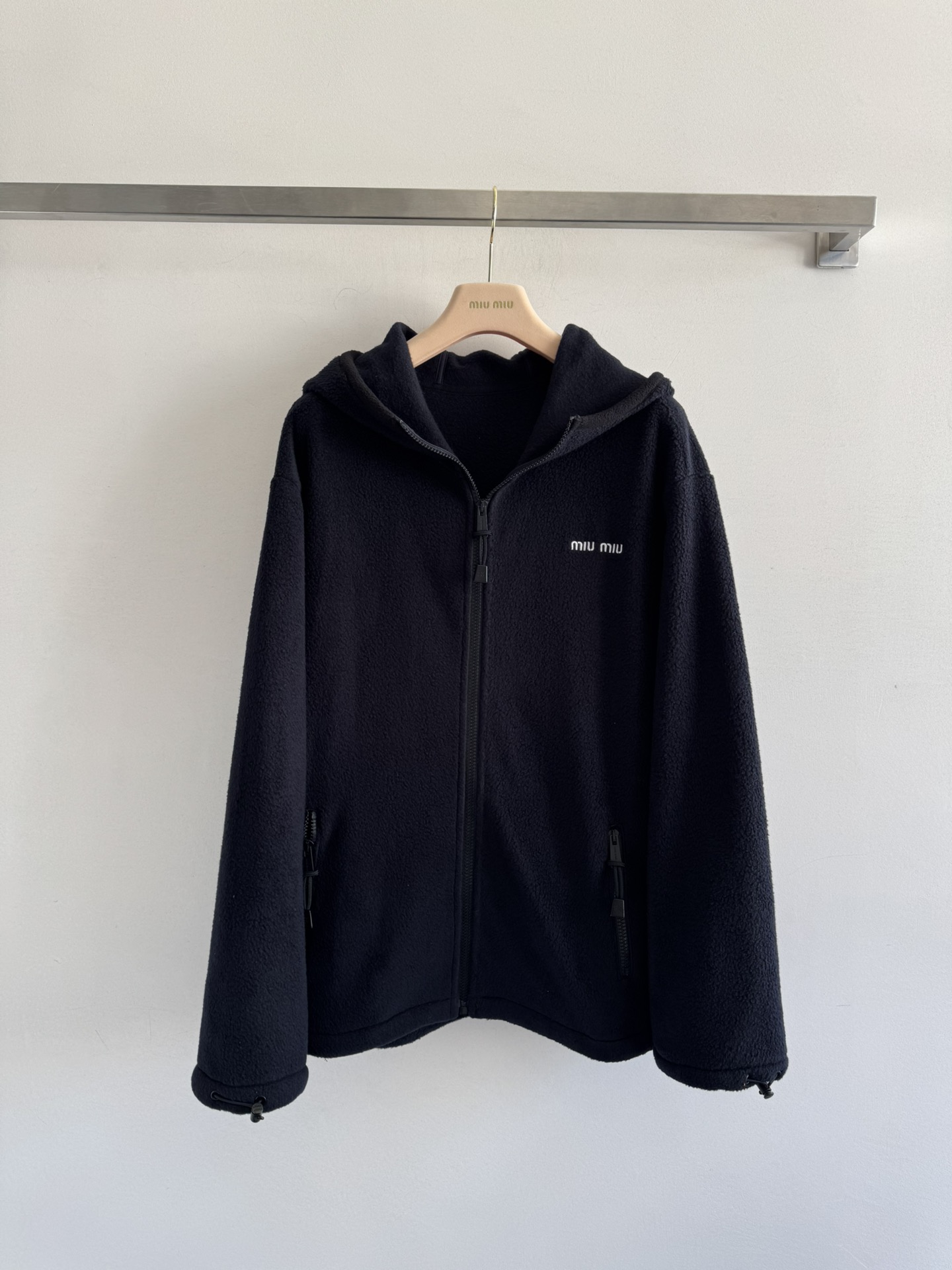 NO:485102,Miumi25FW's indispensable fleece jacket is a fashionable miu girl's hooded silhouette zipper jacket. Warm and atmosphere. It is versatile and not picky. Lazy and casual neutral and handsome style. Fashion and simple items. SML, miumiu, jackets & coats,hats,alexander wang19860909Miumi25FW不可缺少的摇粒绒外套妥妥的时髦miu女孩连帽廓形感拉链外套 温暖有氛围感 百搭不挑人 慵懒随性中性帅气风格,时尚简约单品SML,,miumiu,jackets & coats,hats,alexander wang,Women's clothing