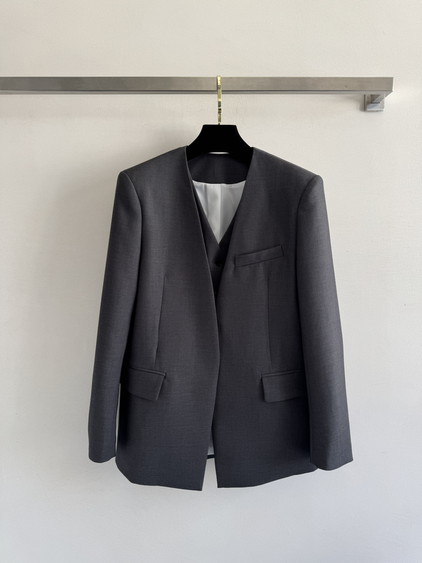 NO:485111,MO&C*25FW new high-end style fake two-piece suit classic high-end gray out of date ~ two-piece vest suit jacket high-end unique design style three-dimensional tailoring V-neck treatment makes the neck look long, and comes with shoulder pads to make it look slim and stylish!  Simple and not monotonous, commuting versatile ~ the upper body immediately highlights the sense of luxury and retro and fashionable!  The workmanship and details are both great, and the cadre style is simple and neat, and full of cool style!  SML,,jackets & coats,business suit,alexander wang19860909MO&C*25FW新款高级感假两件西服经典高级灰不过时～假两件马甲西装外套 高级独特设计风格 立体剪裁V领处理显脖子长 自带垫肩显瘦有型！简约又不单调 通勤百搭～上身立刻凸显高级感复古又时尚！做工与细节品质都很赞局里局气的干部风 简单利落 满满的酷范气息！SML,,jackets & coats,business suit,alexander wang,Women's clothing