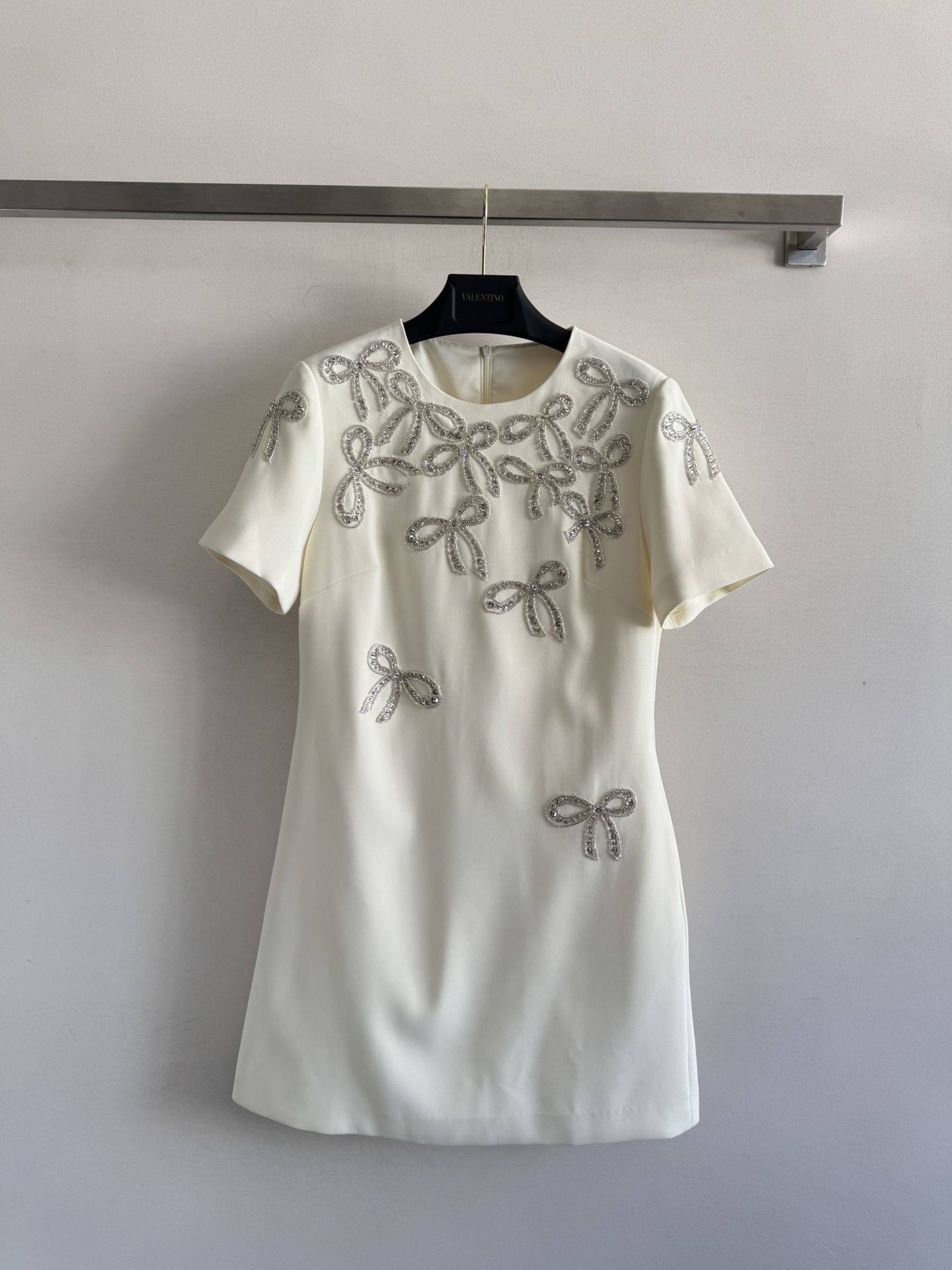 NO:486042,Valentino* heavy industry bow dress is made of blended fabric, which is crisp and three-dimensional, with a smooth texture and high-end texture, and a very good drape. The round neck straight tube style cut has no requirements for the figure, and it is very slimming and inclusive. The purely hand-sewn nail bead crystal diamond bow decoration is full of high-end feeling. It is very heavy industry, a must-have for white and rich beauty!  SML, valentino, skirts, alexander wang19860909Valentino*重工蝴蝶结连衣裙采用混纺面料,挺括立体 质感平滑显高档,垂坠感也非常好圆领直筒版型裁剪对身材没有要求,遮肉显瘦包容性非常好,纯手工缝制的钉珠水晶钻蝴蝶结装饰 满的高级感 制作非常重工,白富美必备！SML,,valentino,skirts,alexander wang,Women's clothing