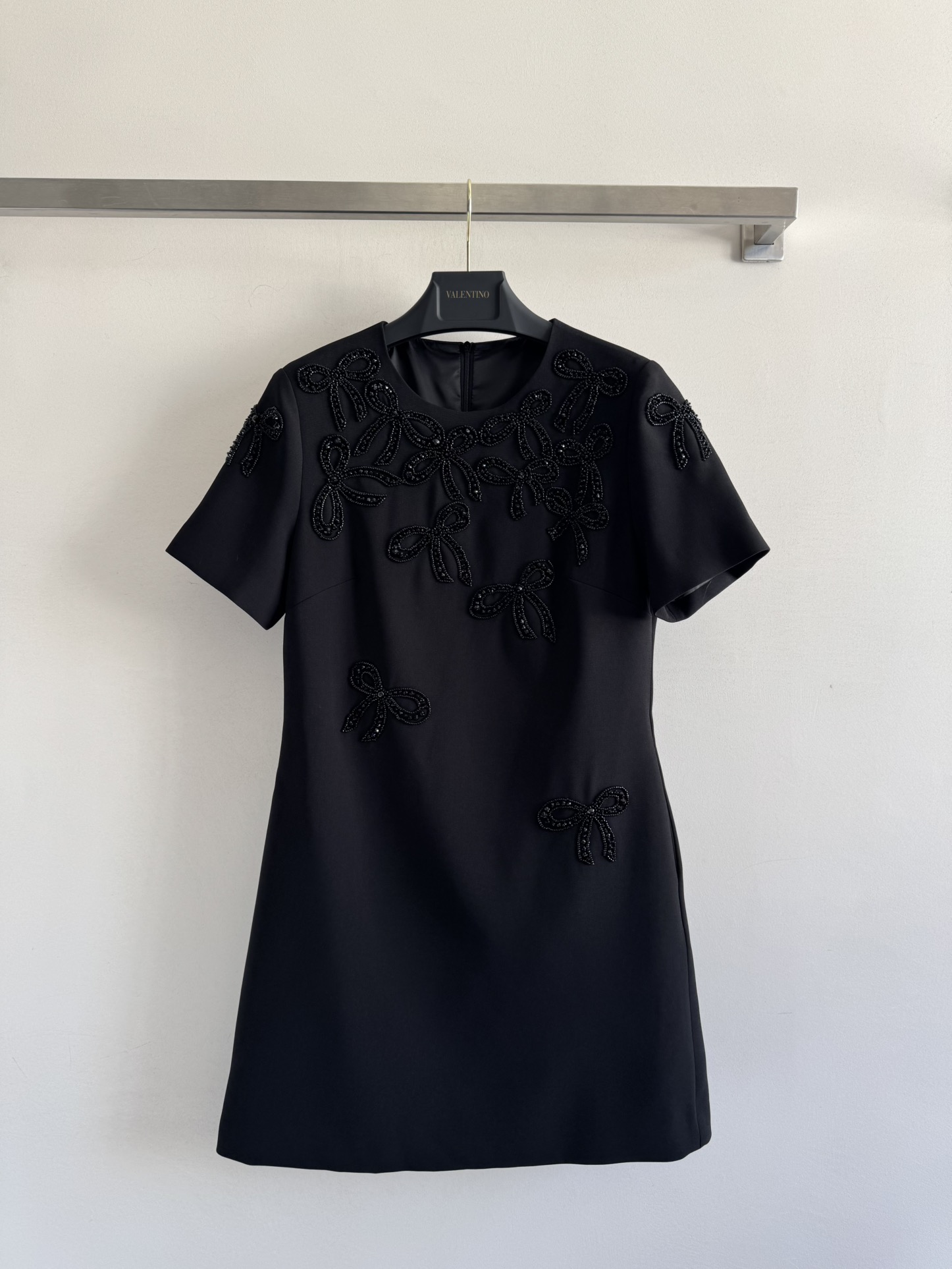 NO:486057,Valentino* heavy industry bow dress is made of blended fabric, which is crisp and three-dimensional, with a smooth texture and high-end texture, and a very good drape. The round neck straight tube style cut has no requirements for the figure, and it is very slimming and inclusive. The purely hand-sewn nail bead crystal diamond bow decoration is full of high-end feeling. It is very heavy industry, a must-have for white and rich beauty!  SML-, valentino, skirts, alexander wang19860909Valentino*重工蝴蝶结连衣裙采用混纺面料,挺括立体 质感平滑显高档,垂坠感也非常好圆领直筒版型裁剪对身材没有要求,遮肉显瘦包容性非常好,纯手工缝制的钉珠水晶钻蝴蝶结装饰 满的高级感 制作非常重工,白富美必备！SML-,,valentino,skirts,alexander wang,Women's clothing