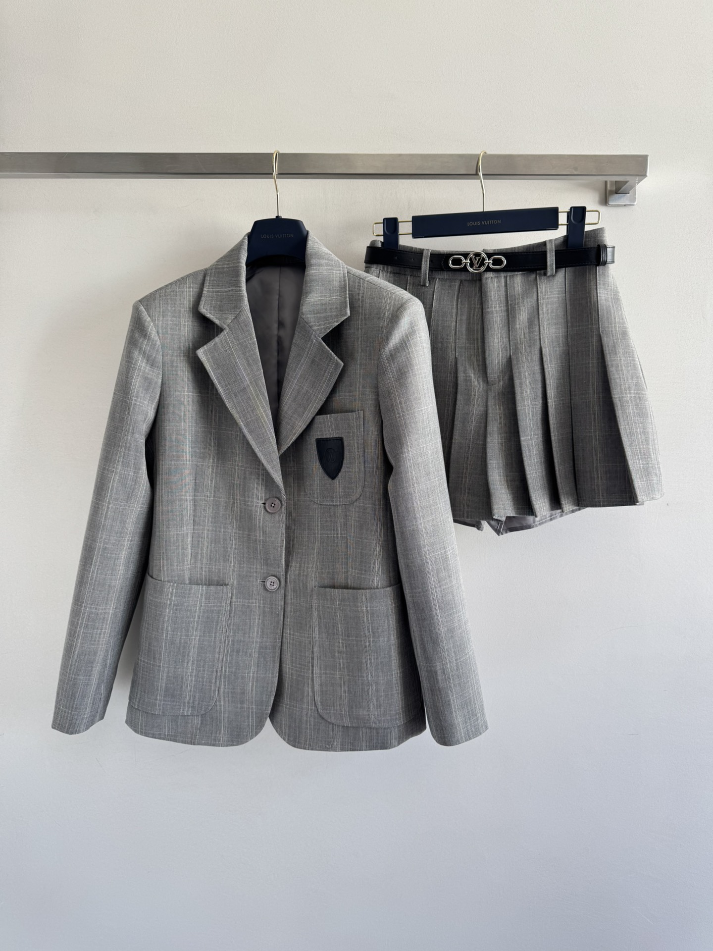 NO:486036,Louis Vuitto*25 new suit jacket, chest pocket logo logo decoration adds recognition, shoulder pads set off the overall style is neat, creating a visual sense of the paper-piece skirt pleated design to cover the hips and make it look slimming, the inner anti-light lining pants, the sense of security is full~ matched with belt decoration, versatile and relaxing feeling, customized wool blend, very textured, cool and sweet, easy to control, a set of easy to wear, a good way to wear ~SML-,,louis vuitton, skirts, jackets & coats,alexander wang19860909Louis Vuitto*25新款西服套装外套胸前口袋logo徽标装饰增添辨识度带垫肩衬托整体版型挺括利落 打造纸片人既视感半裙压褶设计遮胯显瘦 内里防走光衬裤 安全感拉满～搭配腰带装饰 百搭松弛感 面料定制的羊毛混纺 很有质感上身又酷又甜,一套轻松驾驭 妥妥的穿搭省心款～SML-,,louis vuitton,skirts,jackets & coats,alexander wang,Women's clothing