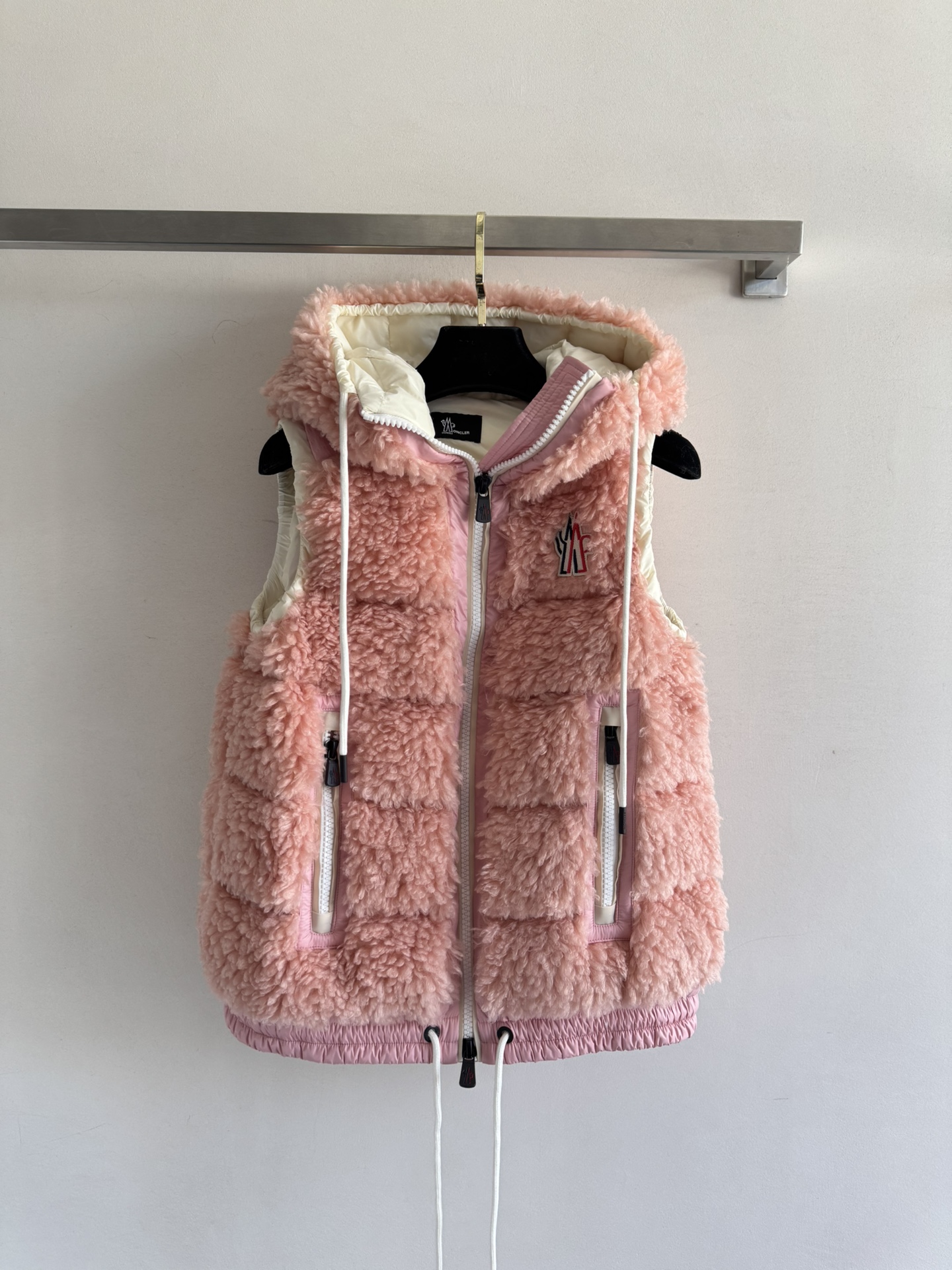 NO:486022,With dust bag Moncle*25 autumn and winter new lamb velvet hooded vest jacket, it's time to wear Moncler again~ Who can refuse a fragrant and soft wool vest? Regular style, versatile and not picky, age-reducing fashion, classic zipper double pocket design, chest brand logo embellishment, hem can be adjusted with drawstring and big hat, fashionable feeling~Four-color SML,, jackets & coats,hats,alexander wang19860909配防尘袋Moncle*25秋冬新款羊羔绒连帽马甲外套 又到了穿Moncler的季节啦～谁能拒绝一件香香软软的羊毛小马甲 常规版型 百搭不挑人 减龄时尚 经典拉链双口袋设计 胸前品牌logo装饰点缀 下摆可抽绳调节配上大大的帽子 时髦感拉满～四色SML,,jackets & coats,hats,alexander wang,Women's clothing