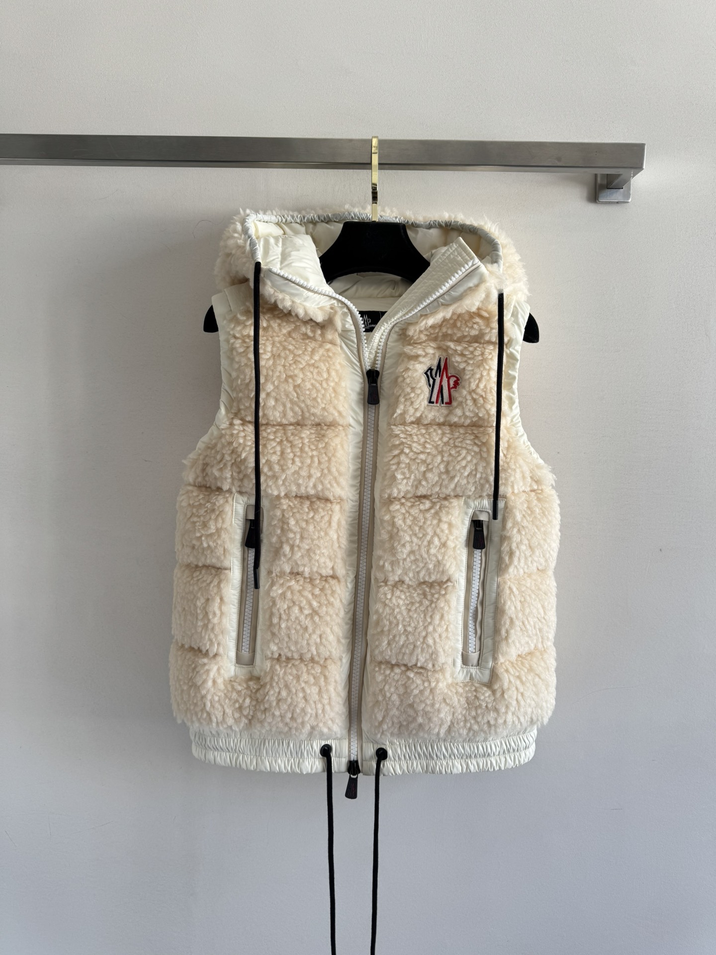 NO:486009,With dust bag Moncle*25 autumn and winter new lamb velvet hooded vest jacket, it's time to wear Moncler again~ Who can refuse a fragrant and soft wool vest? Regular style, versatile and not picky, age-reducing fashion, classic zipper double pocket design, chest brand logo embellishment, hem can be adjusted with drawstring and big hat, fashionable feeling~Four-color SML,, jackets & coats,hats,alexander wang19860909配防尘袋Moncle*25秋冬新款羊羔绒连帽马甲外套 又到了穿Moncler的季节啦～谁能拒绝一件香香软软的羊毛小马甲 常规版型 百搭不挑人 减龄时尚 经典拉链双口袋设计 胸前品牌logo装饰点缀 下摆可抽绳调节配上大大的帽子 时髦感拉满～四色SML,,jackets & coats,hats,alexander wang,Women's clothing