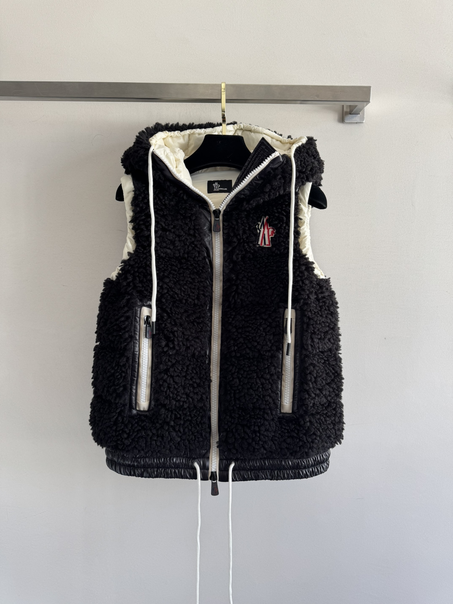 NO:486064,With dust bag Moncle*25 autumn and winter new lamb velvet hooded vest jacket, it's time to wear Moncler again~ Who can refuse a fragrant and soft wool vest? Regular style, versatile and not picky, age-reducing fashion, classic zipper double pocket design, chest brand logo embellishment, hem can be adjusted with drawstring and big hat, fashionable feeling~Four-color SML,, jackets & coats,hats,alexander wang19860909配防尘袋Moncle*25秋冬新款羊羔绒连帽马甲外套 又到了穿Moncler的季节啦～谁能拒绝一件香香软软的羊毛小马甲 常规版型 百搭不挑人 减龄时尚 经典拉链双口袋设计 胸前品牌logo装饰点缀 下摆可抽绳调节配上大大的帽子 时髦感拉满～四色SML,,jackets & coats,hats,alexander wang,Women's clothing