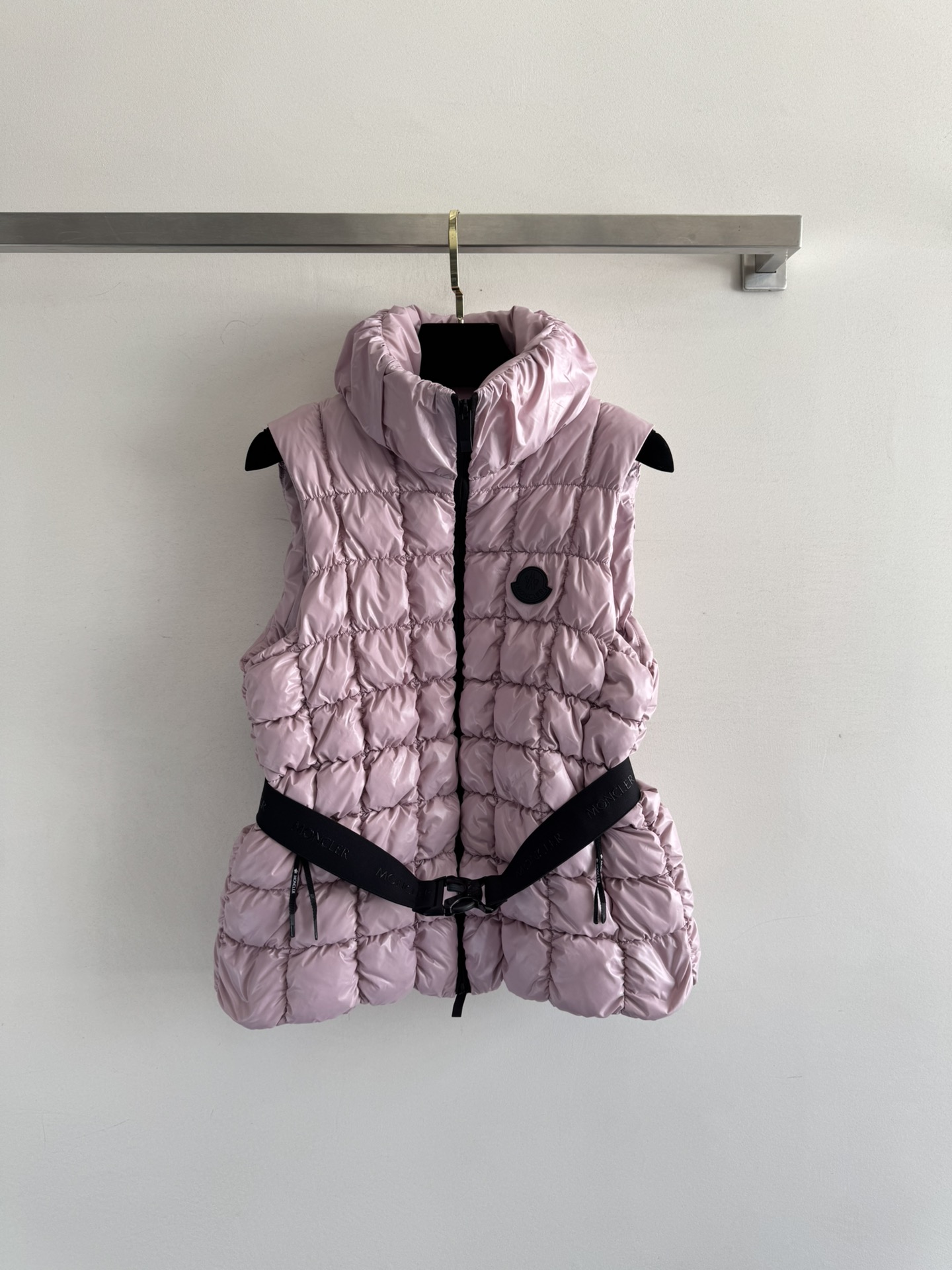 NO:487343,With dust bag Moncle* new style, soft down vest bread jacket, professional down jacket, nylon lining, the latest national standard 90 white goose down, large filling volume, super light and warm!  The belt, zipper, small embroidered seal, all the details are full of upper body effects!  A must-have down vest in autumn and winter!  Come and be a fashionable and warm goddess!  Size0-1-2-3!  ,,down jacket,alexander wang19860909配防尘袋Moncle*新款,羽绒马甲软乎乎的面包服 专业羽绒服锦纶里衬,最新国标90白鹅绒,充绒量大,超级轻便又保暖！腰带,拉链,小绣章,所有细节满满上身效果真的绝绝子！秋冬必备羽绒马甲！快来做一个时尚又保暖的女神！Size0-1-2-3！,,down jacket,alexander wang,Women's clothing