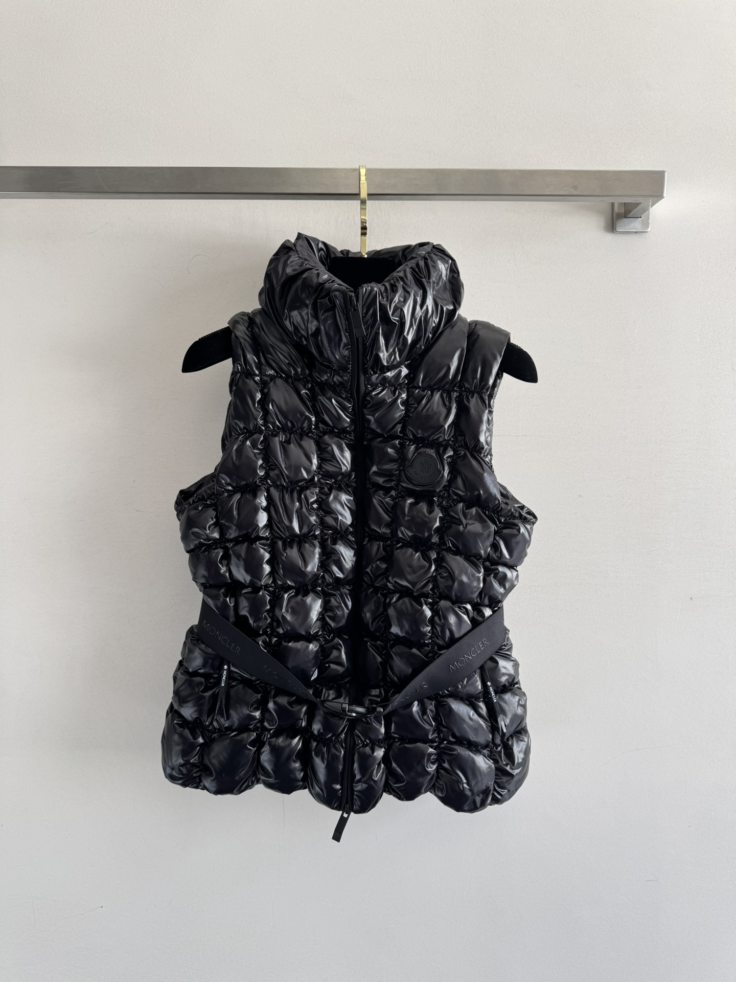 NO:487306,With dust bag Moncle* new style, soft down vest bread jacket, professional down jacket, nylon lining, the latest national standard 90 white goose down, large filling volume, super light and warm!  The belt, zipper, small embroidered seal, all the details are full of upper body effects!  A must-have down vest in autumn and winter!  Come and be a fashionable and warm goddess!  Size0-1-2-3,,down jacket,alexander wang19860909配防尘袋Moncle*新款,羽绒马甲软乎乎的面包服 专业羽绒服锦纶里衬,最新国标90白鹅绒,充绒量大,超级轻便又保暖！腰带,拉链,小绣章,所有细节满满上身效果真的绝绝子！秋冬必备羽绒马甲！快来做一个时尚又保暖的女神！Size0-1-2-3,,down jacket,alexander wang,Women's clothing