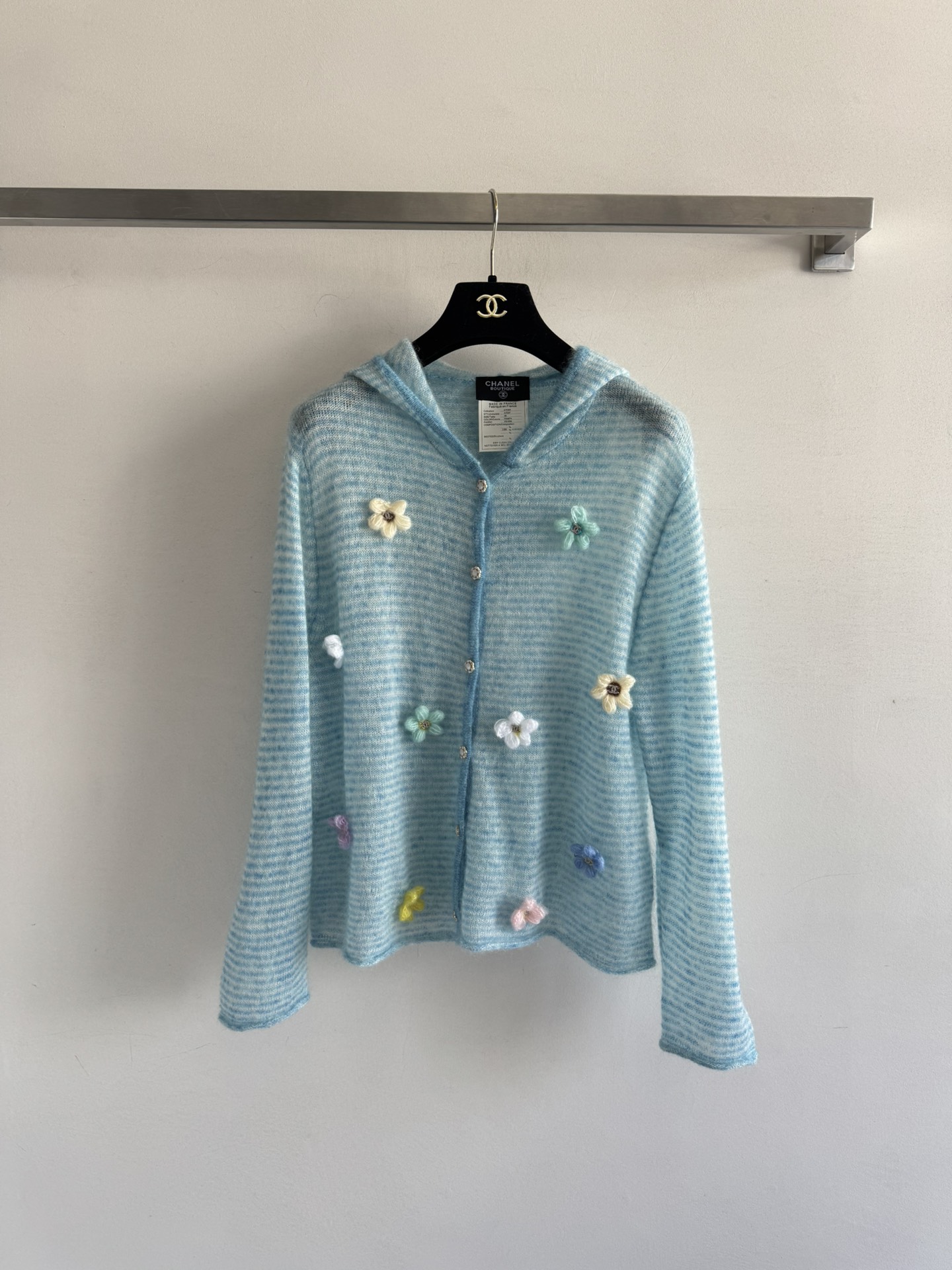 NO:488776,CHANE*25 early autumn new style, hooded knitted cardigan jacket, colorful double C flowers embellishment, exquisite and age-reducing. The atmosphere of autumn is just right~ exquisite single-breasted decoration, super good-looking, striped control fast, must-have for autumn!  ＳＭＬ., chanel,jackets & coats,hats,alexander wang19860909CHANE*25早秋新款 连帽针织开衫外套 彩色双C花朵点缀 精致又减龄 秋天的氛围感拿捏的恰到好处～精致单排扣装饰 超级好看 条纹控快入手秋天必备！ＳＭＬ.,,chanel,jackets & coats,hats,alexander wang,Women's clothing