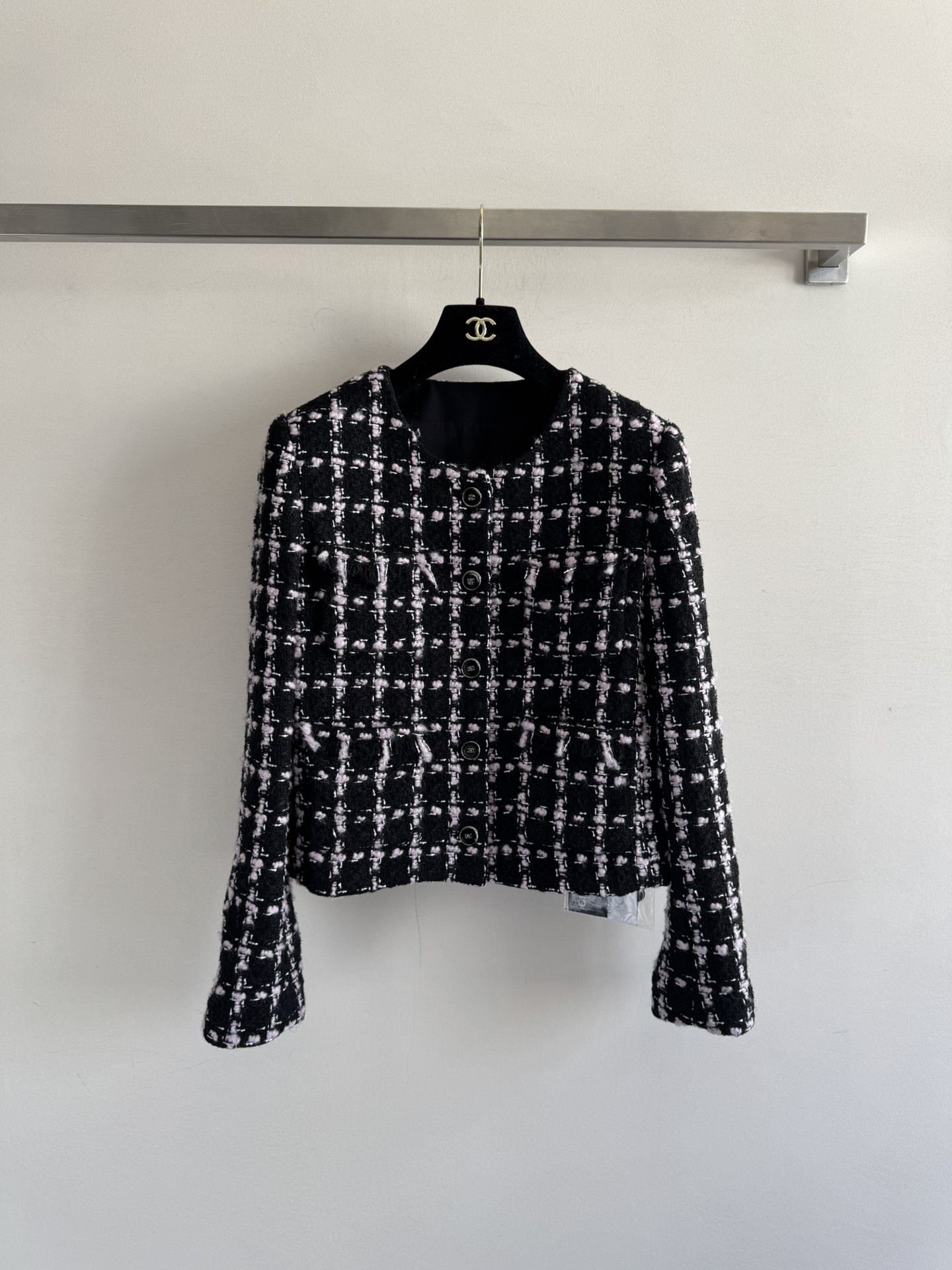 NO:488761,CHANE*25FW New plaid matte jacket custom YB imported coarse wool woolen material, obvious texture, visible wool material, superior texture, thick striped wool fabric creates a famous style, single-row printed round button on the front of the jacket, exquisite pink black woven texture, luxurious and elegant, pocket edge wool floss and tassel edge decoration, elegant and charming, rich design layering, SML-, chanel, jackets & coats, alexander wang19860909CHANE*25FW新款格纹粗尼外套定制YB进口粗纺羊毛呢材质 肌理明显 毛料肉眼可见 质感上乘 粗花条纹毛呢面料打造名媛风典范 外套前襟单排印刻圆扣精致粉黑色系编织纹理不失雅致 奢华不失雅致 口袋边缘毛絮流苏边装饰 优雅迷人 丰富设计层次感 时髦精穿搭首选SML-,,chanel,jackets & coats,alexander wang,Women's clothing