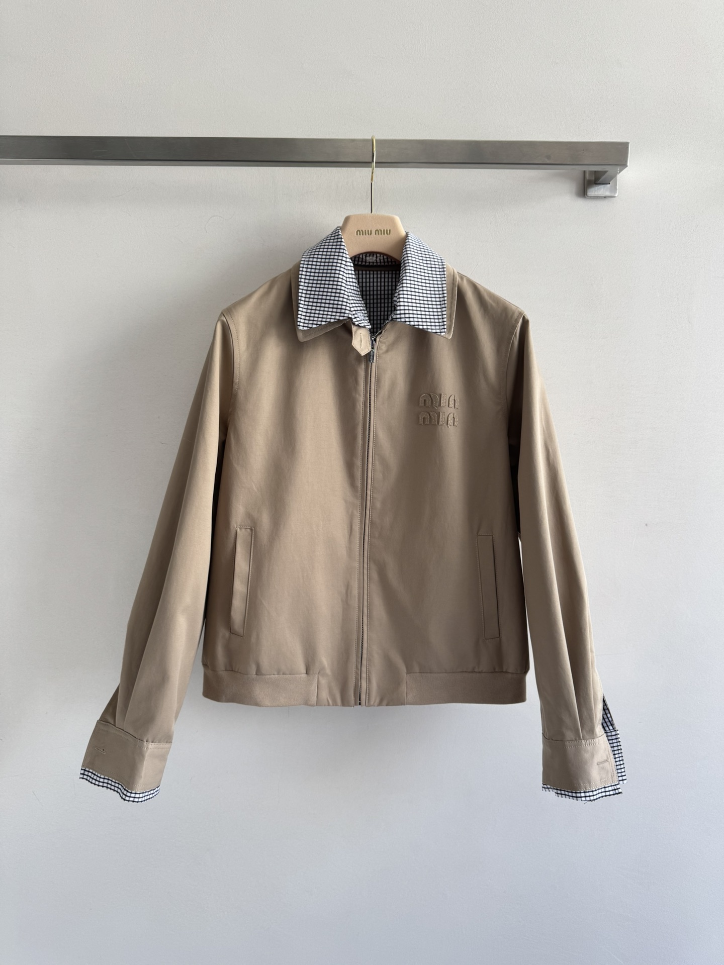 NO:488806,MIUMI*25FW new classic jacket jacket lapel contrasting plaid design, letter logo embellishment on chest, super texture, good upper body style~ a must-have for wardrobe, super durable, a must-have classic jacket that is huge and slim on the upper body, casual and fashionable handsome items SML, miumiu, jackets & coats, jackets & coats, alexander wang19860909MIUMI*25FW新款 经典夹克外套 翻领撞色格纹设计 胸前字母logo点缀 质感超赞上身版型很好～衣橱必备的万年搭配 超级耐看 每年必出的经典夹克 上身巨显瘦 休闲时髦的帅气单品SML,,miumiu,jackets & coats,jackets & coats,alexander wang,Women's clothing