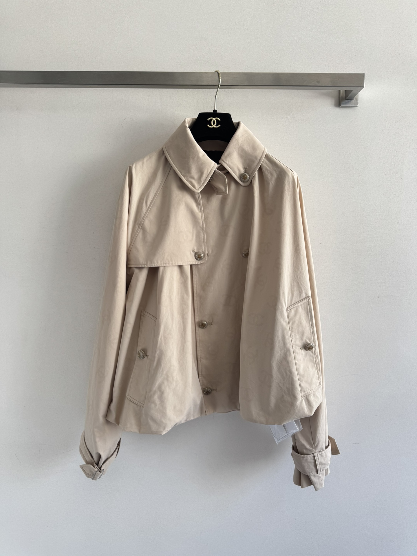 NO:488747,Chane*25FW new lapel windbreaker jacket jacket!  The dark pattern ogo printed fabric is low-key and luxurious!  The loose shoulder-length style is versatile and not picky. The flower bud hem design is so beautiful that it is not bad!  Full of design, not monotonous and grand!  Elegant and casual age-reducing style~SML, chanel, jackets & coats, jackets & coats, alexander wang19860909Chane*25FW新品翻领款风衣夹克外套！若隐若现的暗纹ogo印花面料低调奢华！落肩宽松版型百搭不挑人,花苞下摆设计上身美的不要不要的！设计感满满 不单调又大气！优雅随性的减龄气质款～SML,,chanel,jackets & coats,jackets & coats,alexander wang,Women's clothing