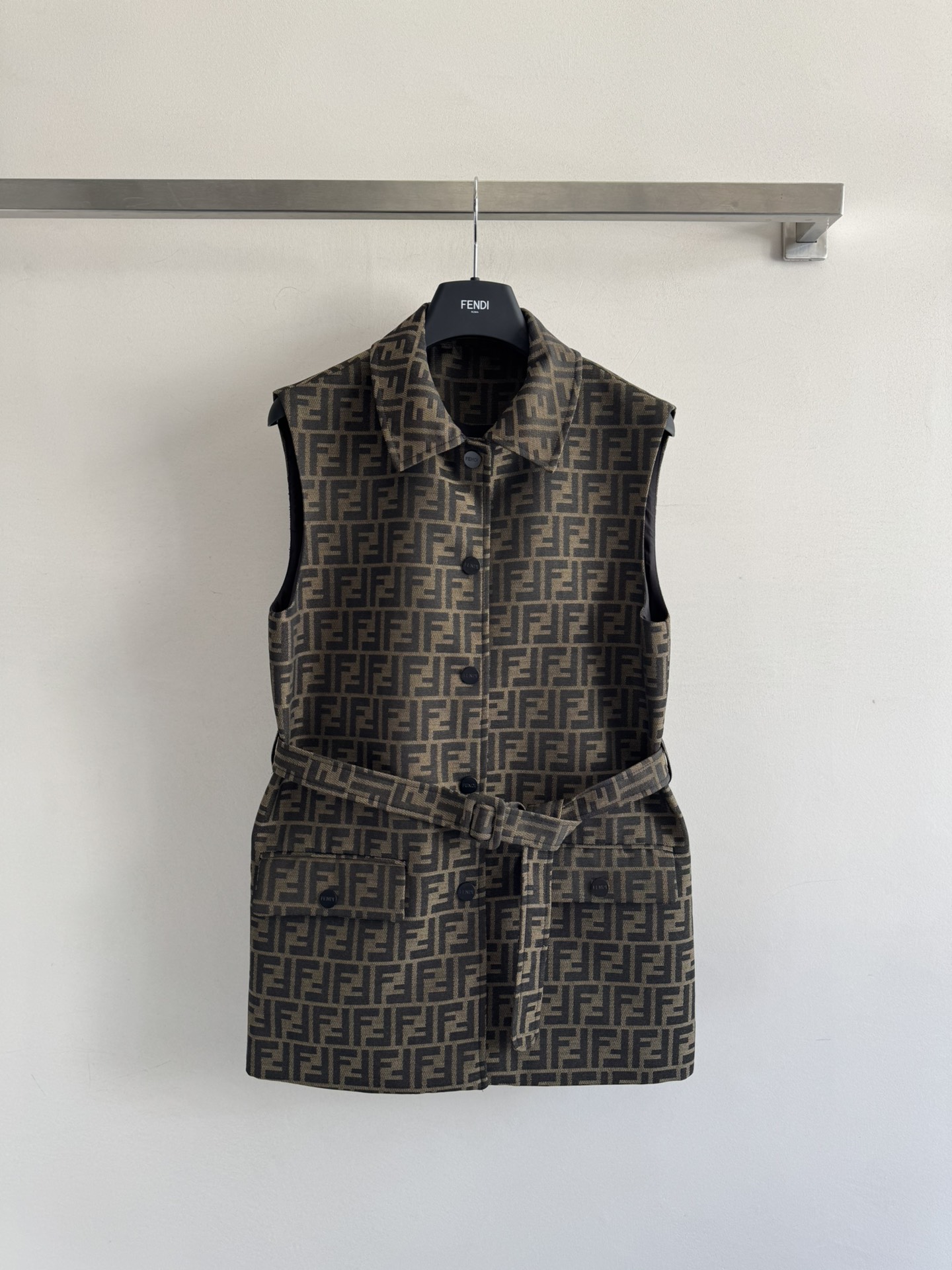 NO:488791,FEND*25FW new jacquard vest custom YB jacquard material with high-quality texture. The whole piece is three-dimensional cut. The whole body is full of double F. It highlights the style, the shoulder design is fitted with the human body. The upper body instantly covers the flesh and makes it look slimming. It is matched with the printed logo fabric belt. The details echo and outlines the waist to make the waist more proportional!  Simple items can be worn to create a refreshing and fashionable high-end SML-, fendi, alexander wang19860909FEND*25FW新款提花马甲定制YB提花材质 质感高级 整件立体剪裁 通体双F满铺 彰显格调正肩设计贴合人体 上身瞬间遮肉显瘦 搭配印刻徽标本布腰带 细节呼应 勾勒腰身更显比例！简单的单品却能穿出清爽时髦的高级SML-,,fendi,alexander wang,Women's clothing