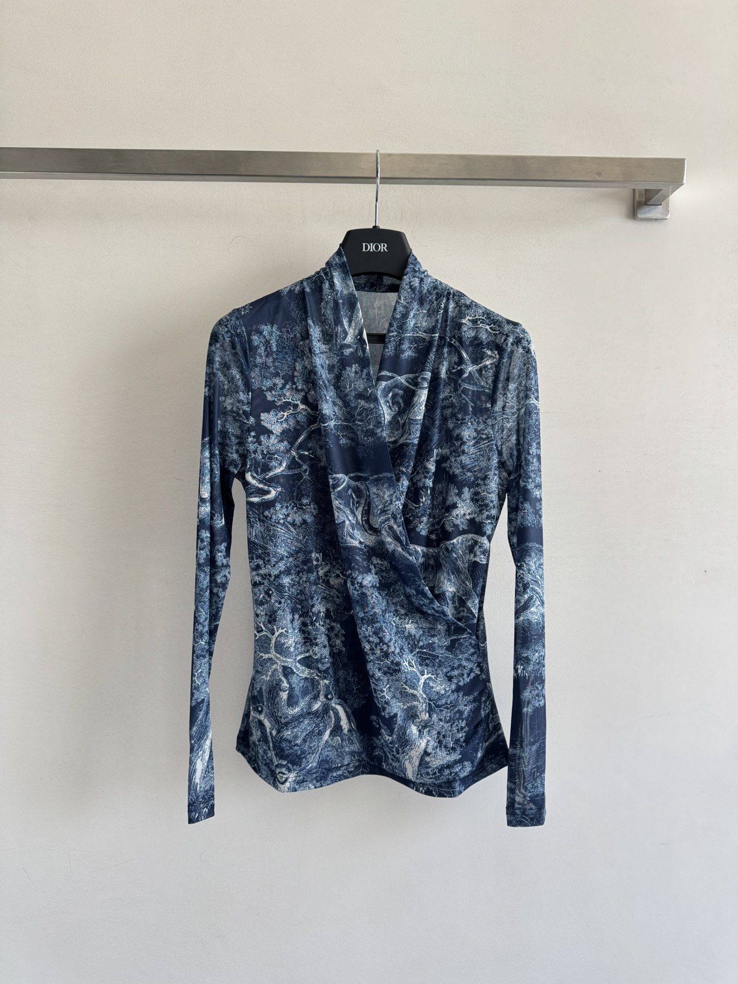 NO:488759,Dio*25FW new animal jungle printed tops are carefully made with a breathable texture and skin-friendly texture. They are close-fitting, slim and figure on the upper body. The stand-up collar and large V-neck design fully demonstrates high-end elegant temperament. Monochrome SML, dior, alexander wang19860909Dio*25FW新款动物丛林印花上衣定制面料精心制作 质感透气亲肤 肌理细腻 贴身版型,上身显瘦显身材,立领大V领设计 尽显高级优雅气质单色SML,,dior,alexander wang,Women's clothing