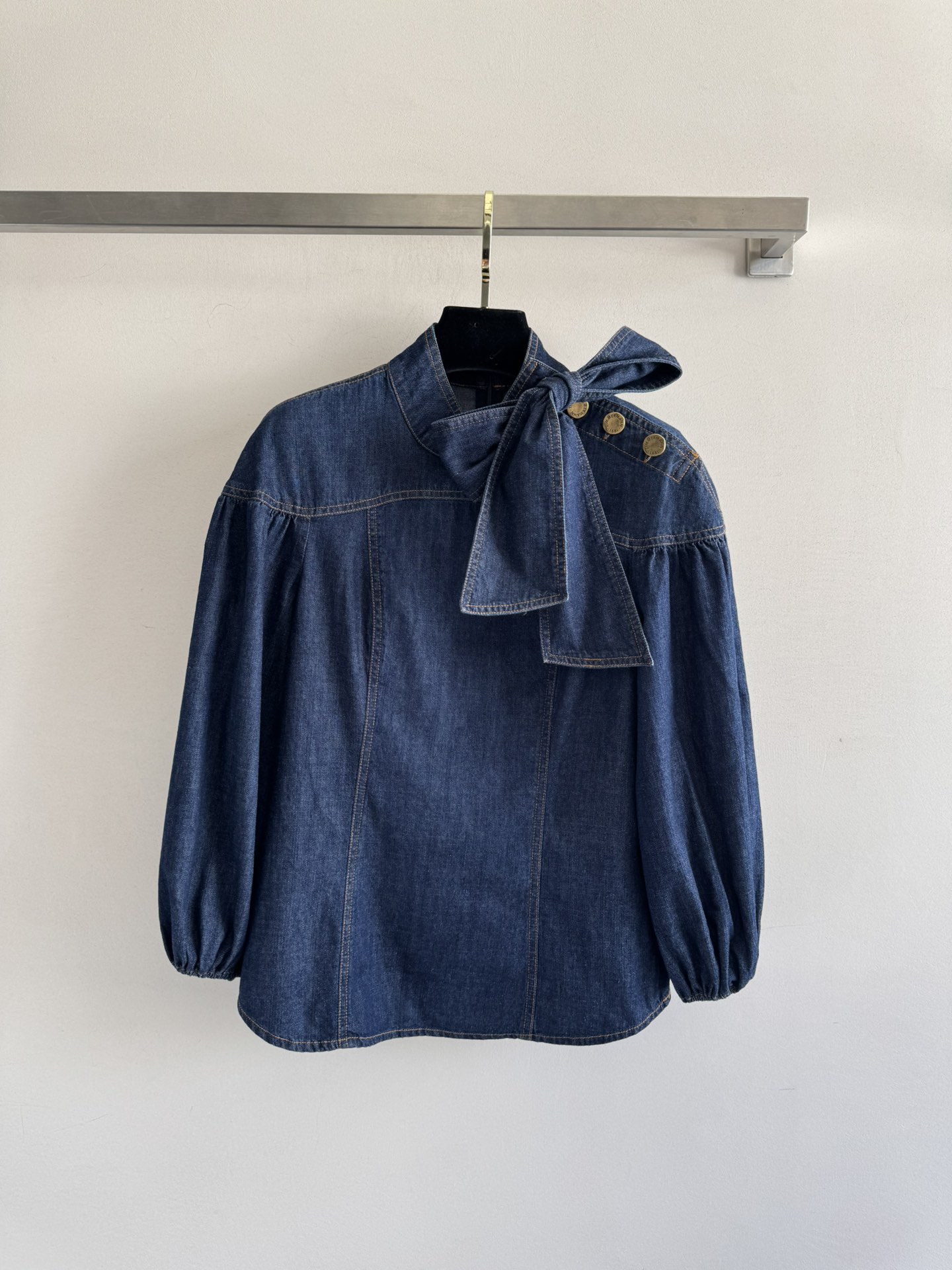 NO:488775,Zimmerman*25Fw new holiday new lace-up denim shirt, retro wash blue, gentle and elegant fashionable items, lantern sleeve elastic cuff design, necklace diversity, bow custom button embellishment, increase layering, can be sweet, salty and age-reducing, versatile and not picky SML, shirts, ties, alexander wang19860909Zimmerman*25Fw新款度假新品系带牛仔衬衫,复古洗水蓝 温柔优雅的时髦精单品,灯笼袖松紧式袖口设计 领口处领带多样性打蝴蝶结定制纽扣点缀,增加层次感 可甜可盐减龄 百搭不挑人SML,,shirts,ties,alexander wang,Women's clothing