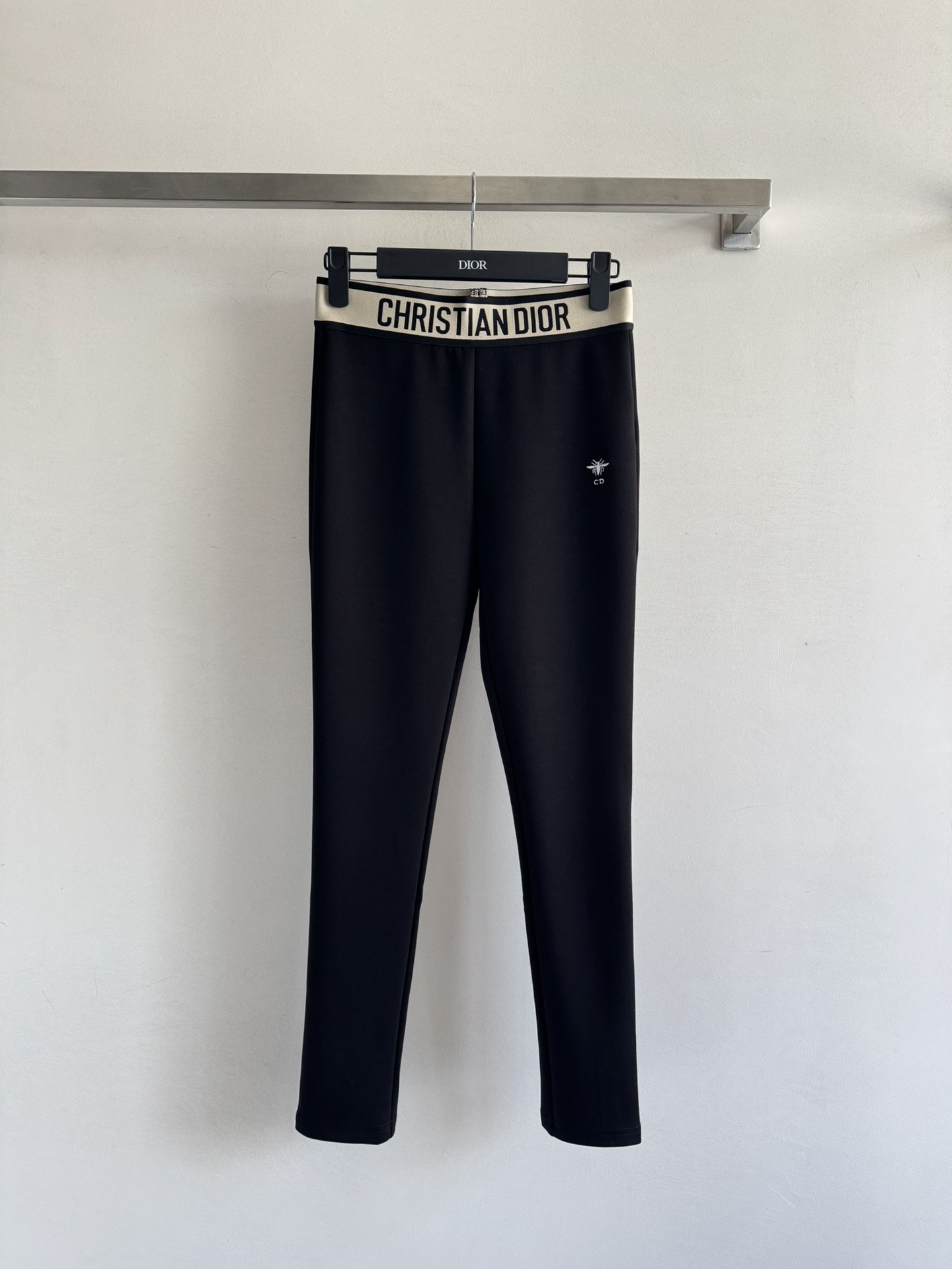 NO:488805,Dio*2025FW New yoga pants custom imported high-stretch fabric, comfortable skin, three-dimensional tailoring and bee embroidery embellishment design, presenting three-dimensional smooth lines, inclusive and slim, full of fashion sense, waist letter ribbed decoration, simple and toned casual and versatile~SML-,,dior,alexander wang19860909Dio*2025FW 新款瑜伽裤定制进口高弹力面料 贴肤舒适 立体剪裁加蜜蜂刺绣点缀设计 呈现立体流畅线条 版型包容显瘦 时尚感十足 腰部字母罗纹织带装饰 简约有调性休闲百搭～SML-,,dior,alexander wang,Women's clothing