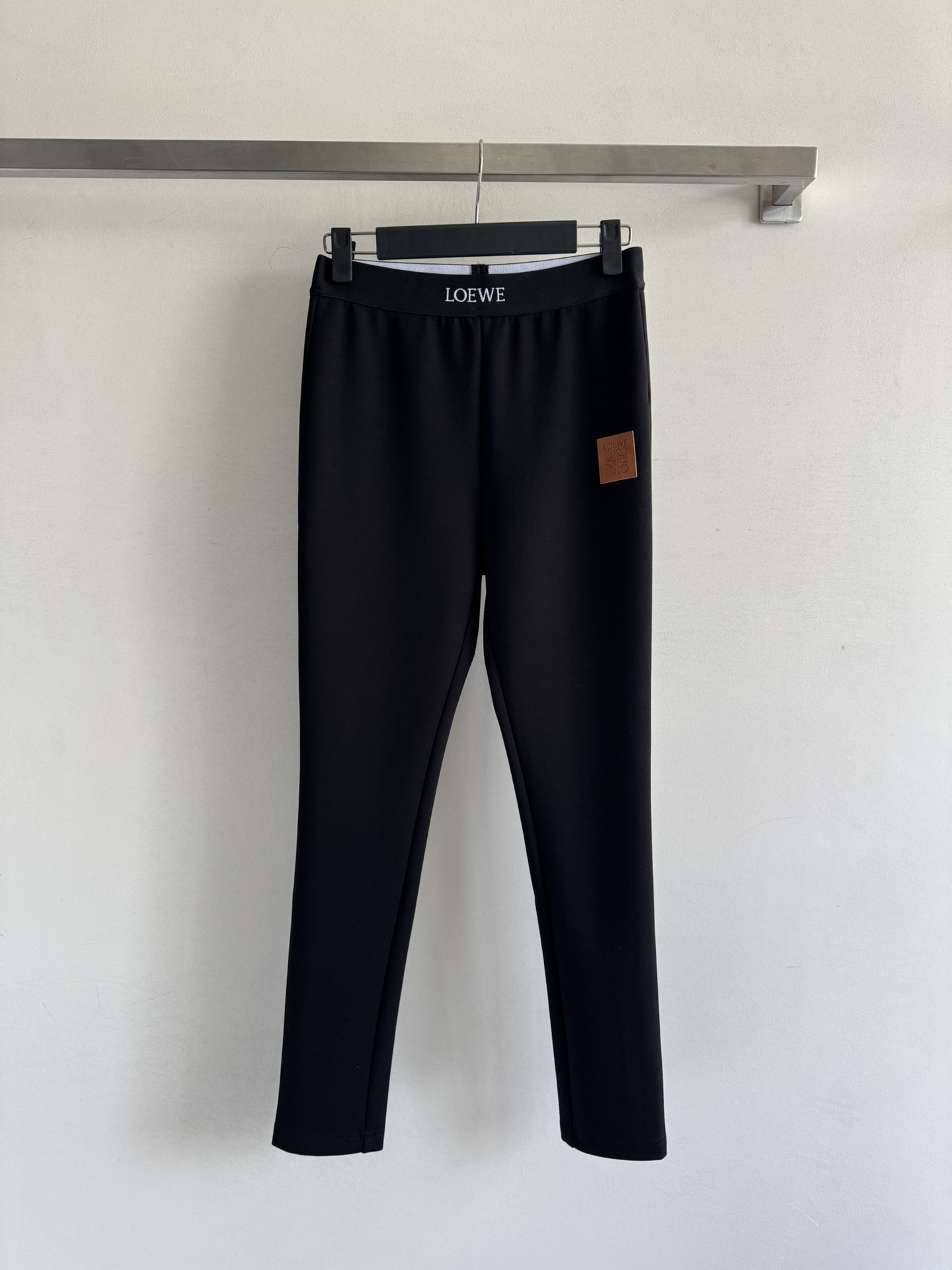 NO:488746,LOEW*2025FW New yoga pants custom imported high-stretch fabric, comfortable skin, three-dimensional tailoring, bee and logo embellishment design, presenting three-dimensional smooth lines, inclusive and slim, full of fashion sense, waist letter ribbed decoration, simple and toned casual and versatile~SML,,loewe,alexander wang19860909LOEW*2025FW 新款瑜伽裤定制进口高弹力面料 贴肤舒适 立体剪裁加蜜蜂加徽标点缀设计 呈现立体流畅线条 版型包容显瘦 时尚感十足 腰部字母罗纹织带装饰 简约有调性休闲百搭～SML,,loewe,alexander wang,Women's clothing