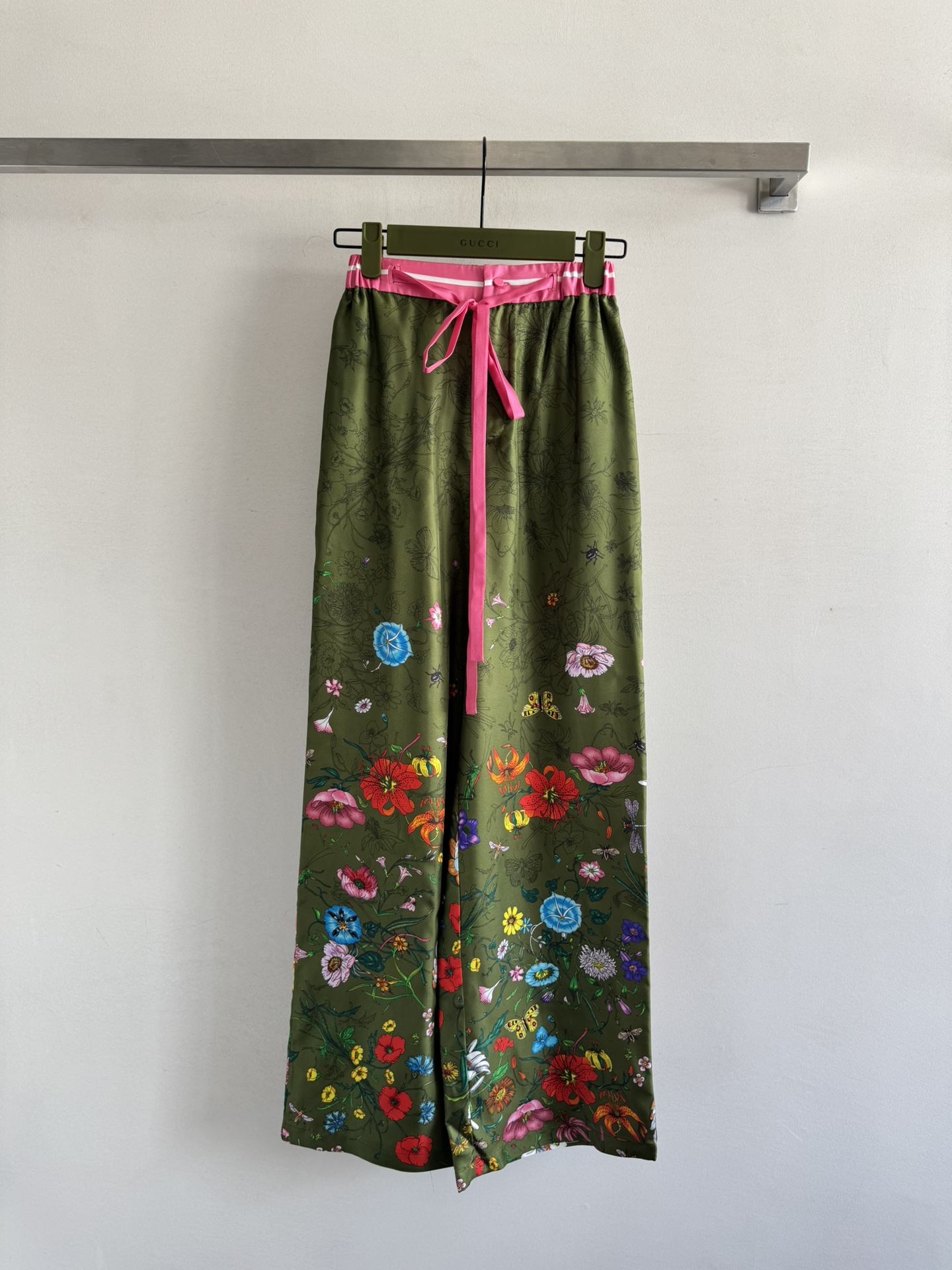 NO:488797,Gucc*25FW new elastic ribbon trousers with a romantic atmosphere, fresh and retro prints, regular style, contrasting waist color, same color streamers are super beautiful, eye-catching and fashionable, low-key and luxurious perfect interpretation of slack and film, paired with the same color shirt, SML, gucci,shirts,alexander wang19860909Gucc*25FW新款松紧飘带裤子花裤自带浪漫氛围,印花清新又复古,常规版型 腰围撞色同色系飘带超级美腻 吸睛又时尚 低调奢华的完美诠释松弛又出片,搭配同色系衬衫妥妥成为全场焦点SML,,gucci,shirts,alexander wang,Women's clothing