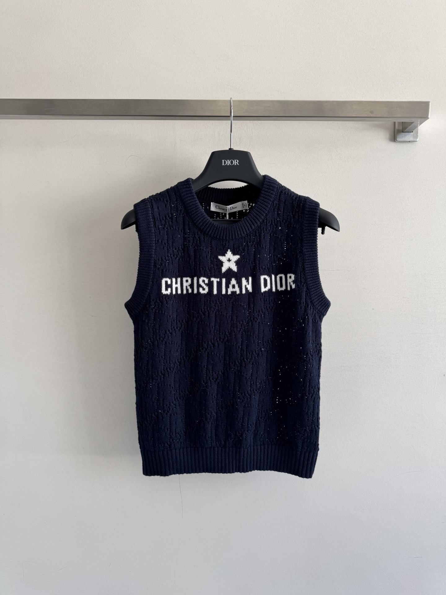 NO:490250,Dio*25FW's new hollow knitted vest hollow knitted weaving process is very textured, with five-pointed stars on the chest, which is very recognizable and simple, and is comfortable and versatile in daily life. It is easy to wear three-color SML, dior, alexander wang19860909Dio*25FW新款镂空针织背心镂空的编织工艺很有肌理感,胸前五角星点缀,辨识度很高简洁大方,日常舒适百搭好穿三色SML,,dior,alexander wang,Women's clothing