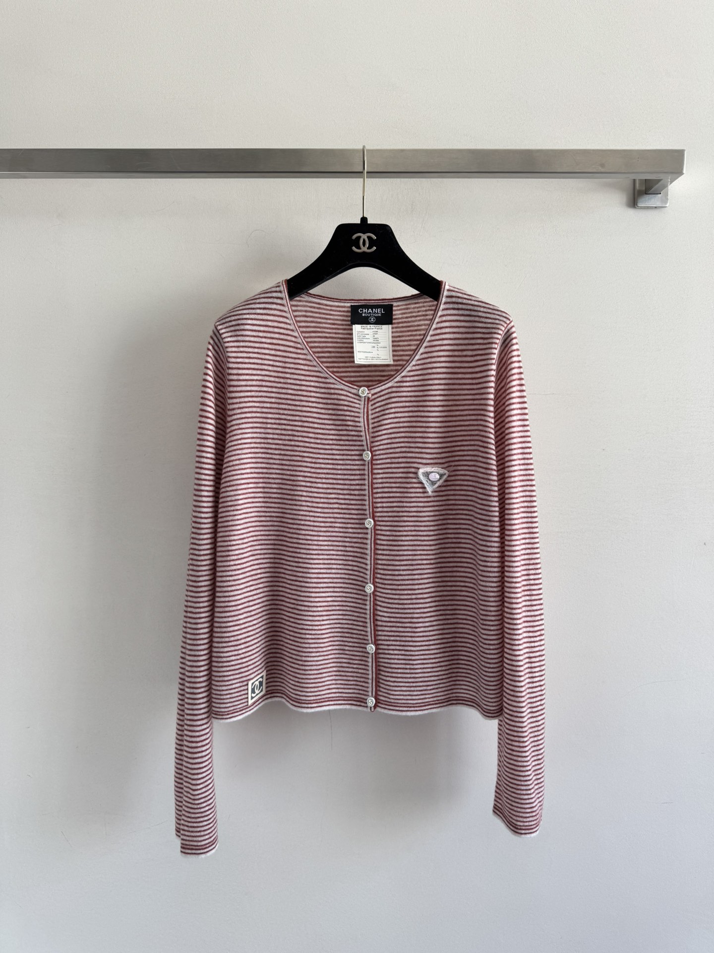 NO:490257,CHANE*25FW new round neck cashmere cardigan, double C triangle decoration on the chest, exquisite and age-reducing. The atmosphere of autumn is just right~Mathematics 5 single-breasted embellishment, super good-looking, striped control fast, must-have for autumn!  Two colors SMEL.,,chanel,alexander wang19860909CHANE*25FW新款 圆领羊绒开衫 胸前双C三角标装饰 精致又减龄 秋天的氛围感拿捏的恰到好处～数学5单排扣点缀 超级好看 条纹控快入手秋天必备！两色ＳＭＬ.,,chanel,alexander wang,Women's clothing