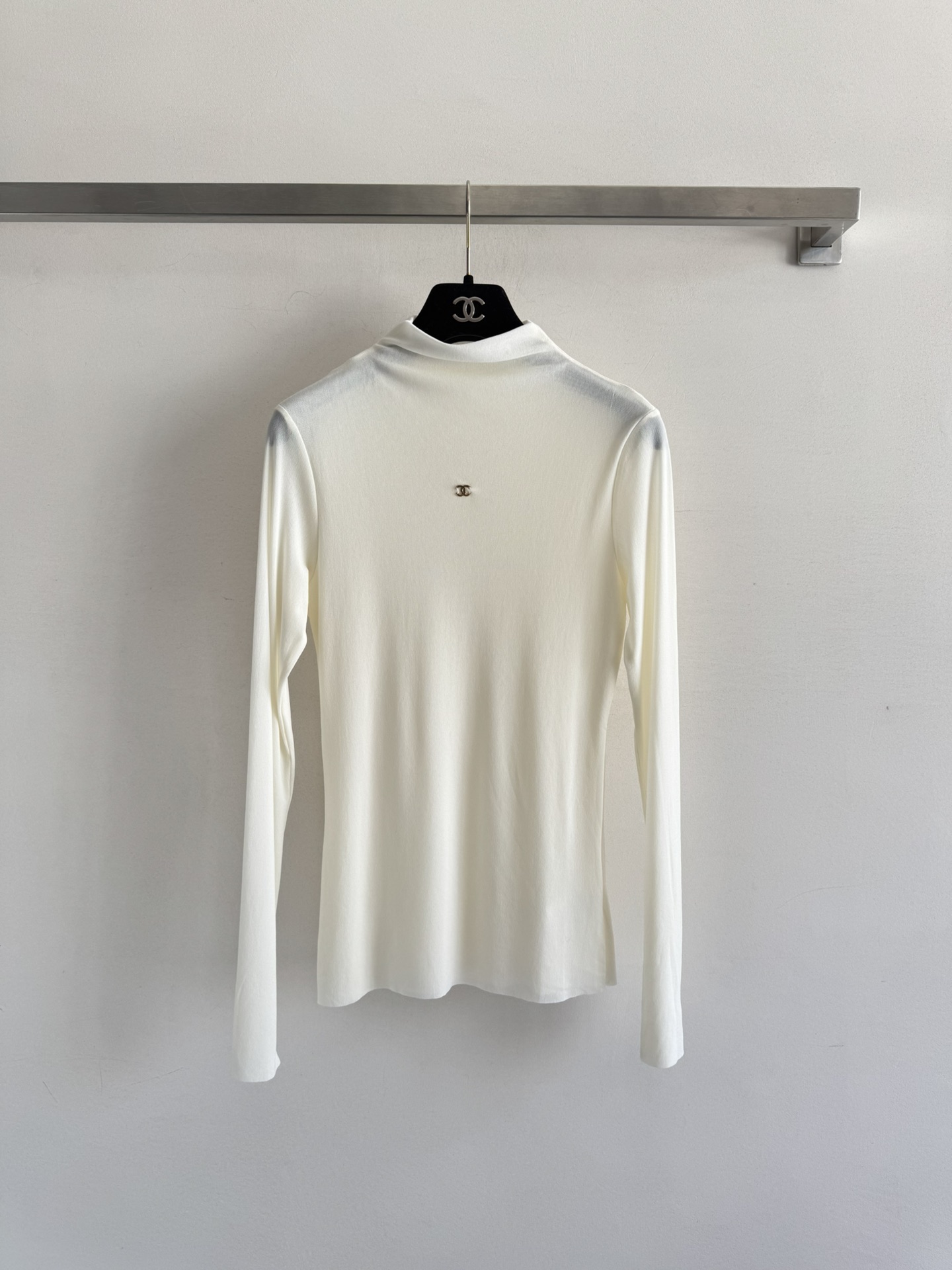 NO:490263,CHANE*25 autumn and winter new high-neck base shirt fabric is slightly transparent, the upper body is soft and comfortable basic and close-fitting, with a small logo embellishment, it is more exquisite, with a little age-reducing tricks and playful. A simple and medium-sized style that cannot be missed whether it is base or worn alone, 2 colors SMML, chanel, alexander wang19860909CHANE*25秋冬新款高领打底衫面料质地微透 上身柔软舒适基础贴身版型,采用小logo点缀更为精致 带点减龄小心机小俏皮 无论打底或单穿都不能错过的一款简中带精,2色ＳＭＬ,,chanel,alexander wang,Women's clothing