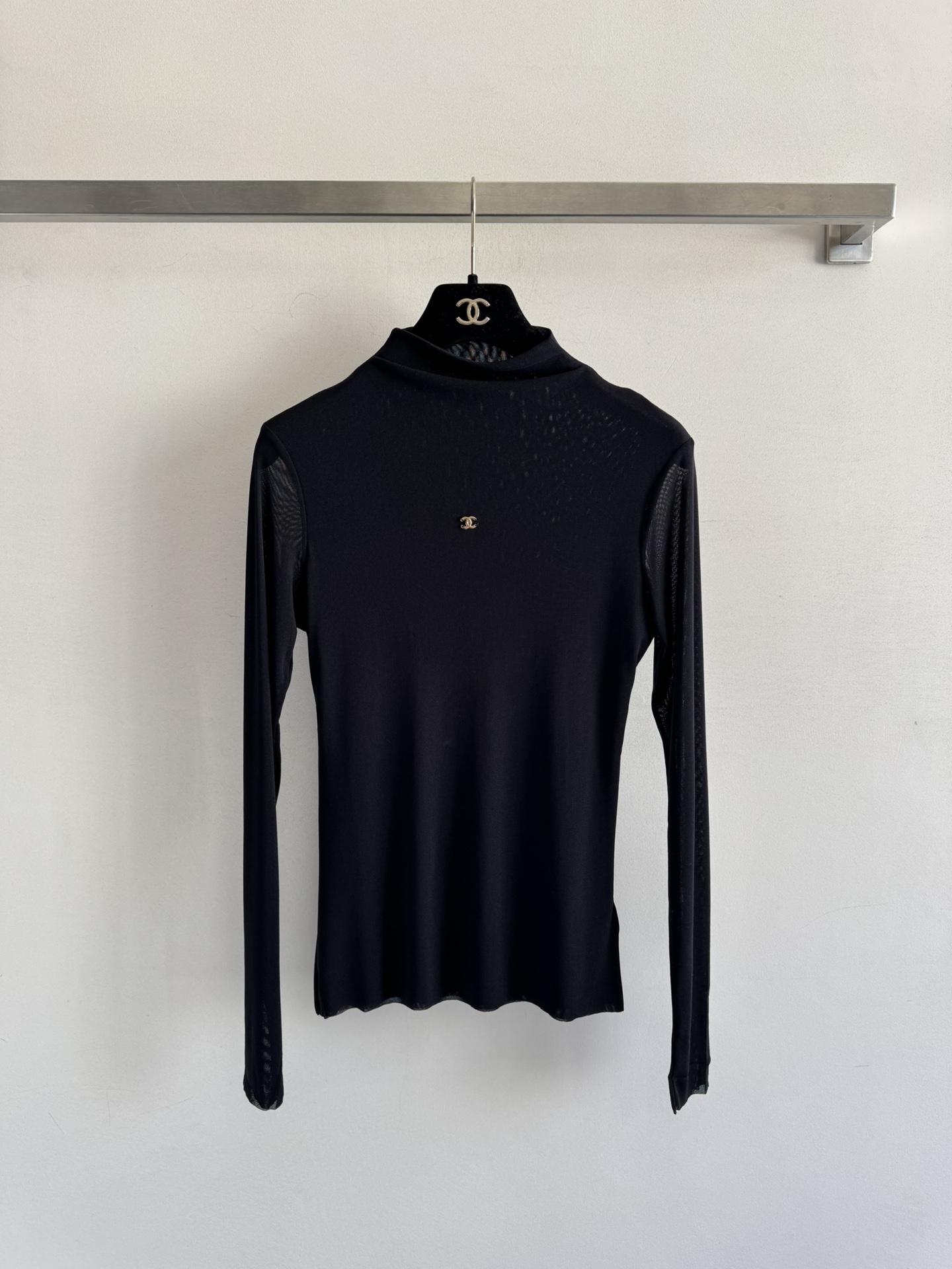 NO:490283,CHANE*25 autumn and winter new high-neck base shirt fabric is slightly transparent, the upper body is soft and comfortable basic and close-fitting, with a small logo embellishment, it is more exquisite, with a little age-reducing tricks and playful. A simple and medium-sized style that cannot be missed whether it is base or worn alone, 2 colors SMML, chanel, alexander wang19860909CHANE*25秋冬新款高领打底衫面料质地微透 上身柔软舒适基础贴身版型,采用小logo点缀更为精致 带点减龄小心机小俏皮 无论打底或单穿都不能错过的一款简中带精,2色ＳＭL,,chanel,alexander wang,Women's clothing