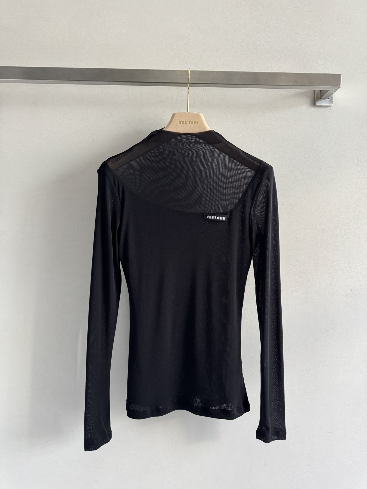 NO:490301,MIUMI*25 autumn and winter new high-neck base shirt fabric is slightly transparent, the upper body is soft and comfortable basic fit style, the chest is decorated with logo letters more exquisite, with a little age-reducing tricks and playful. A simple and medium-sized style that cannot be missed whether you are base or wearing it alone, 2 colors SMML, miumiu, alexander wang19860909MIUMI*25秋冬新款高领打底衫面料质地微透 上身柔软舒适基础贴身版型,胸前采用logo字母点缀更为精致 带点减龄小心机小俏皮 无论打底或单穿都不能错过的一款简中带精,2色ＳＭＬ,,miumiu,alexander wang,Women's clothing