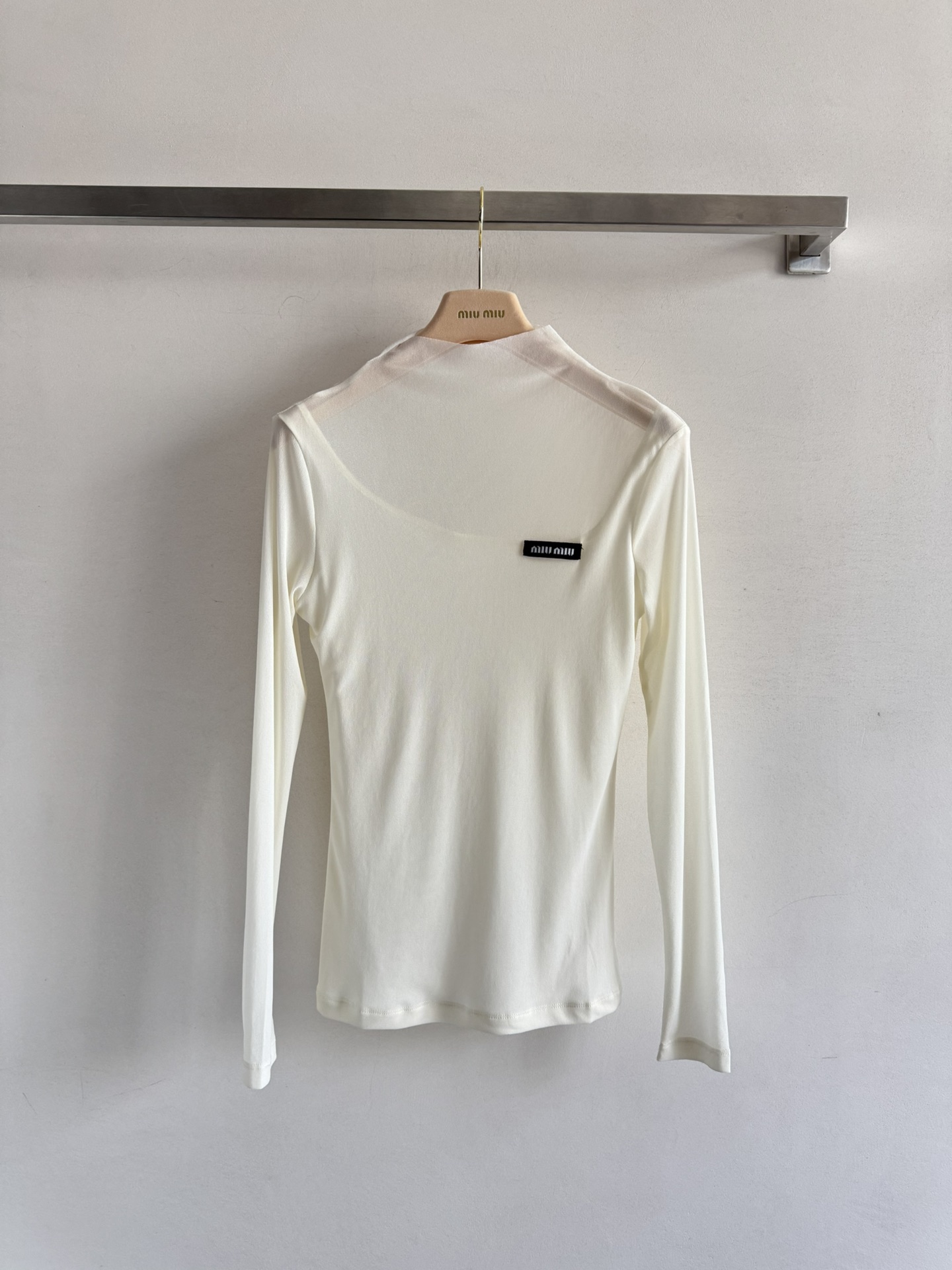 NO:490318,MIUMI*25 autumn and winter new high-neck base shirt fabric is slightly transparent, the upper body is soft and comfortable basic fit style, the chest is decorated with logo letters more exquisite, with a little age-reducing tricks and playful. A simple and medium-sized style that cannot be missed whether you are base or wearing it alone, 2 colors SMML, miumiu, alexander wang19860909MIUMI*25秋冬新款高领打底衫面料质地微透 上身柔软舒适基础贴身版型,胸前采用logo字母点缀更为精致 带点减龄小心机小俏皮 无论打底或单穿都不能错过的一款简中带精,2色ＳＭＬ,,miumiu,alexander wang,Women's clothing