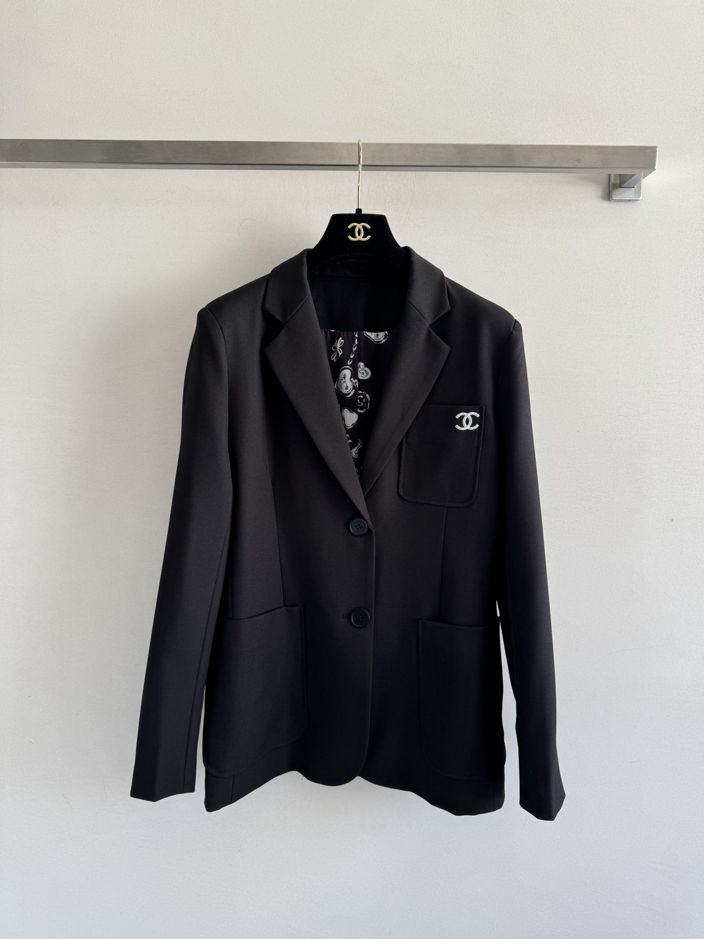 NO:490330,CHANE*25 new suit jacket Regular style, cut and smooth, shoulder pad lapel design, three-dimensional slit on the back waist to modify the body, simple and atmospheric, double C embroidery embellishment on the chest pocket, highlighting the brand style, low-key and luxurious texture, slack on the upper body, showing a high-intentioned temperament~SML,,chanel, jackets & coats,business suit,alexander wang19860909CHANE*25新款西装外套 常规版型 裁剪垂顺流畅 垫肩翻领设计 后腰立体开衩修饰身形 简约大气 胸前口袋双C刺绣点缀 彰显品牌格调 质感低调奢华 上身穿出松弛感 展现高知气质～SML,,chanel,jackets & coats,business suit,alexander wang,Women's clothing