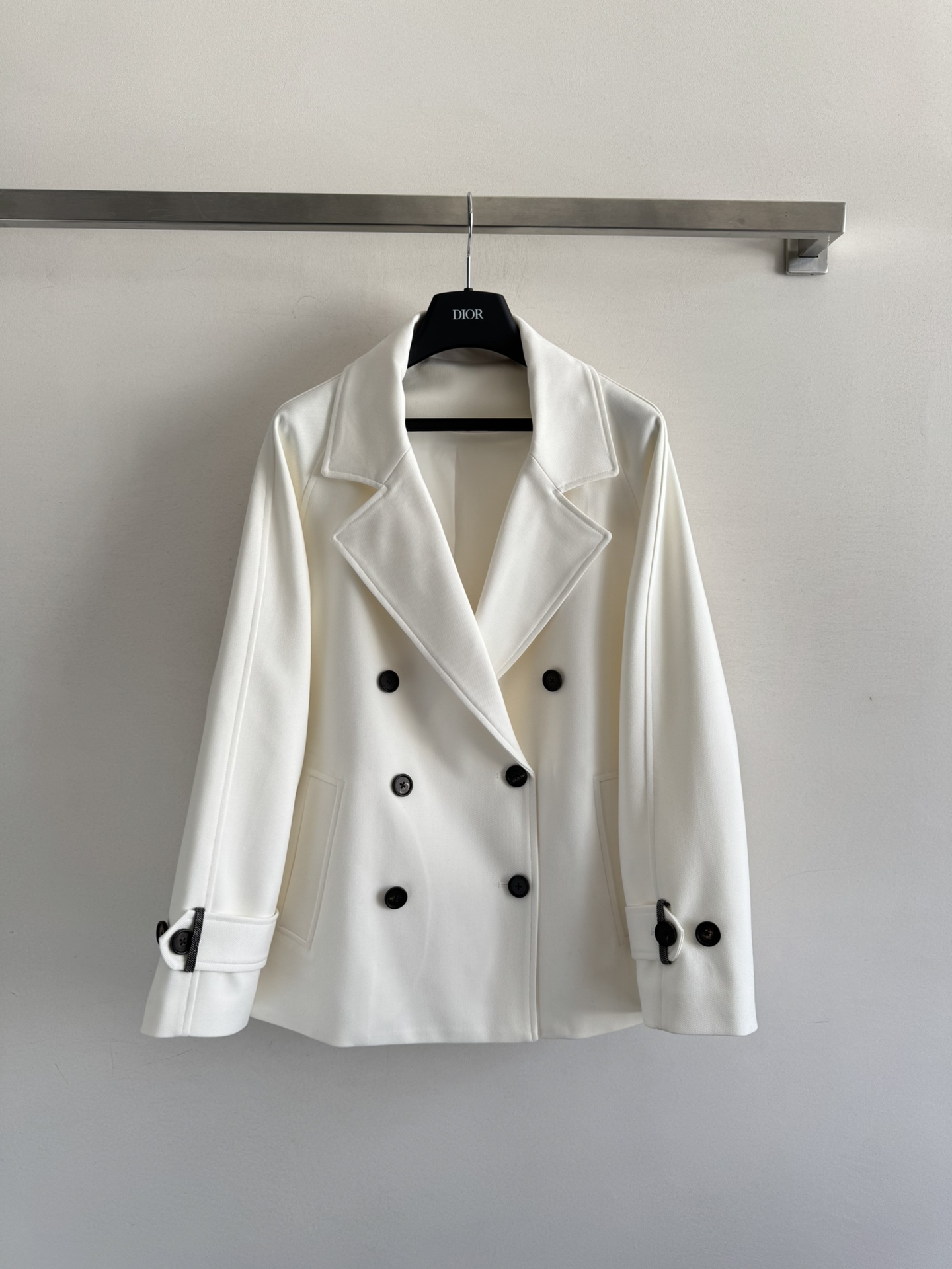 NO:490267,Brunello Cucinel's newest classic double-breasted windbreaker jacket, double-breasted jacket and suit lapel draws inspiration, the style is straightforward and capable, and can integrate into various scenes such as daily life and work!  A variety of blended fabrics have clear texture and texture. The material is straight but not hard. It feels comfortable and soft. It is conventional autumn and winter thickness. The sleeve bead chain design is the finishing touch. The slightly glossy luster neutralizes the handsome and tough feeling of the jacket itself, and it has a little soft and feminine taste. The style is relatively loose and can accommodate all kinds of figures. The buttons are hand-studded with natural horn buttons, full of high-end feeling!  British capital is cool and generous. SML, brunello cucinelli, jackets & coats, jackets & coats, business suit, alexander wang19860909Brunello Cucinel*新款经典双排扣风衣外套,双排扣夹克和西装翻领中汲取灵感,风格率性干练,能融于日常生活和工作等多种场景！多种混纺面料,肌理清晰显质感,料子挺而不硬,摸着舒爽中带着绵柔感,常规秋冬厚度.袖袢珠链设计是点睛之笔,微闪光泽中和了外套本身的帅气硬朗感,多了一些柔和女人味,版型比较宽松,能包容各种身形,纽扣都是天然牛角扣手工钉的,高级感满满！英资飒爽 气质大方～SML,,brunello cucinelli,jackets & coats,jackets & coats,business suit,alexander wang,Women's clothing