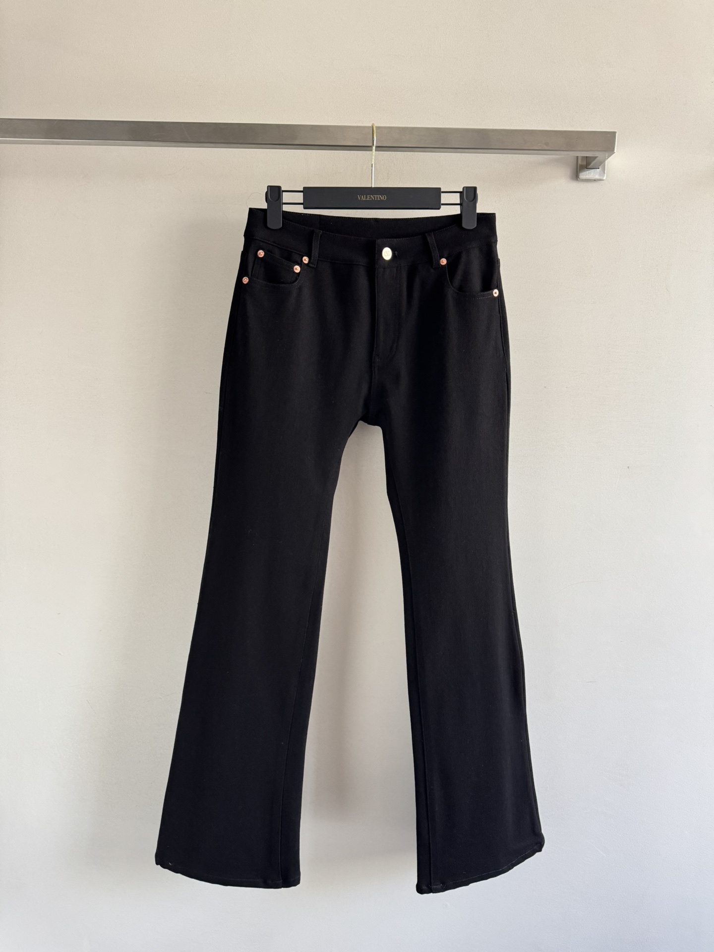 NO:490243,Valentin*25FW new jeans trousers are fashionable and elegant!  Slightly flap denim trousers!  The pocket metal buckle is decorated with high-end feel!  Customized imported denim active washing process, comfortable and soft texture, classic medium and high waist style, slightly flared tailoring and modifying the leg lines are not picky and versatile and fashionable, 3 colors can be selected SML, valentino, alexander wang19860909Valentin*25FW新款牛仔长裤时髦精优雅穿搭！微喇牛仔长裤！口袋金属扣装饰高级感拉满！定制进口牛仔活性洗水工艺 质感舒适柔软 经典中高腰版型微喇剪裁修饰腿部线条不挑人百搭又时髦,3色可选SML,,valentino,alexander wang,Women's clothing