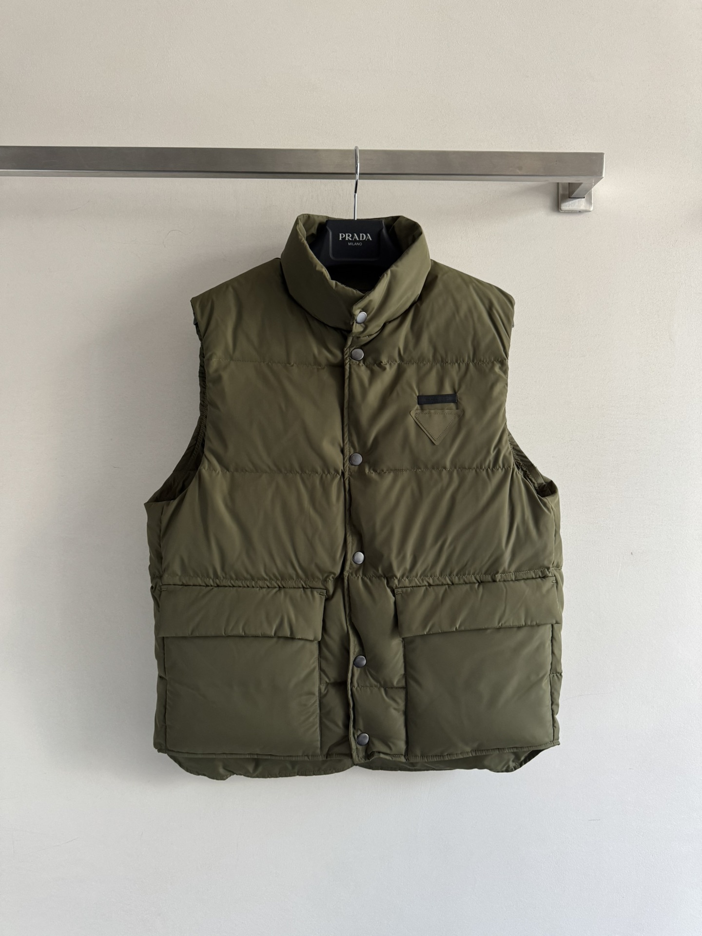 NO:490275,New style with dust bag Prad*25FW stand collar down vest jacket, light and warm, snap design flip pocket decoration, classic and atmospheric, regular vest style, classic checkered embossed, stand collar out of time, windproof and cold, iconic triangle embroidery on chest as decoration runs through the brand concept, warm and fashionable, get rid of the traditional bloated feeling, the same style for men and women!  SML, prada, jackets & coats, down jacket, alexander wang19860909配防尘袋Prad*25FW新款 立领羽绒马甲外套 整件轻薄保暖 按扣设计翻盖口袋装饰 经典大气 马甲常规版型 经典长方格压纹 立领不过时 防风御寒 胸前标志性三角刺绣 作为装饰贯穿品牌理念 保暖与时髦一体 摆脱传统臃肿感～男女同款！SML,,prada,jackets & coats,down jacket,alexander wang,Women's clothing